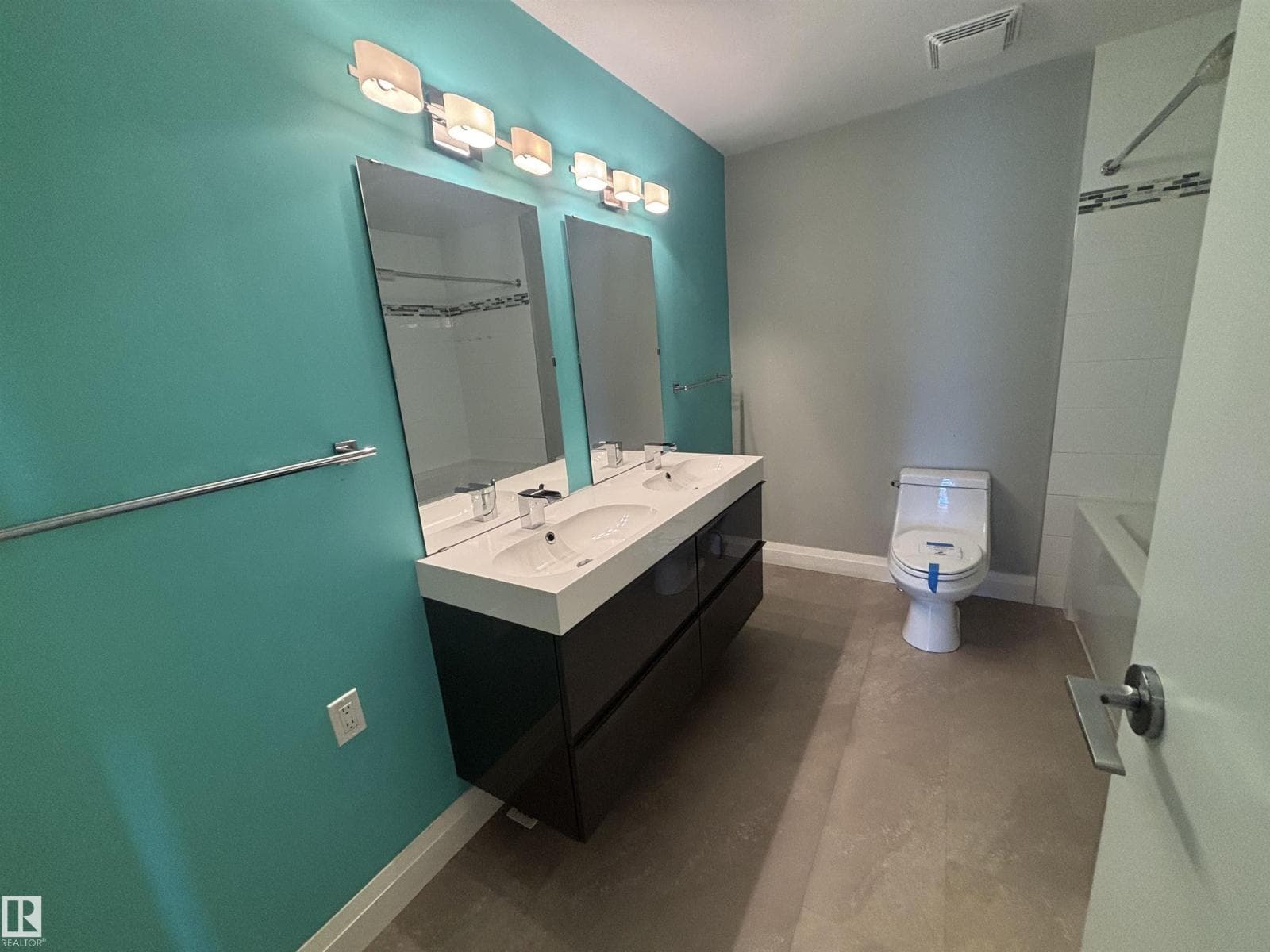 5979 40 AV NW photo 3