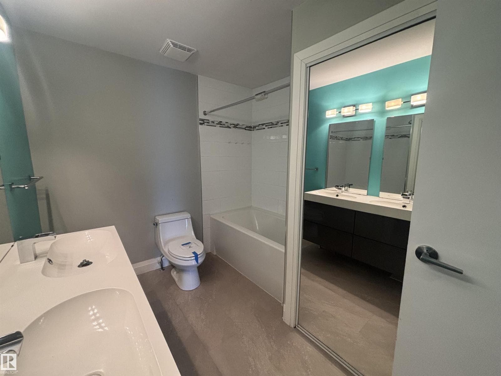 5979 40 AV NW photo 4