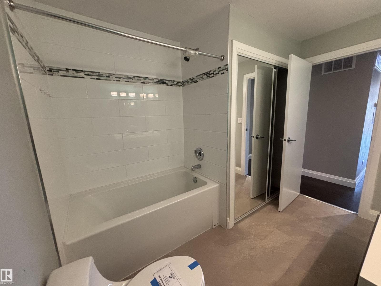 5979 40 AV NW photo 5