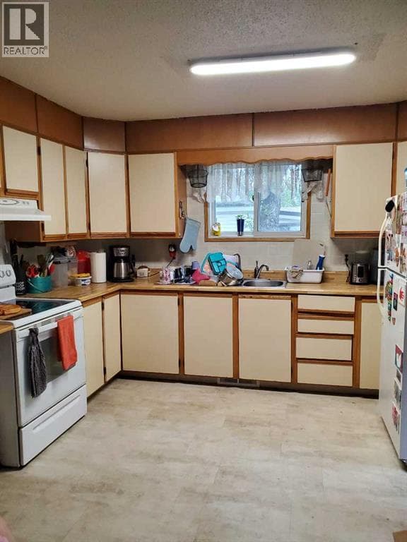 5136 46 Street — photo 3