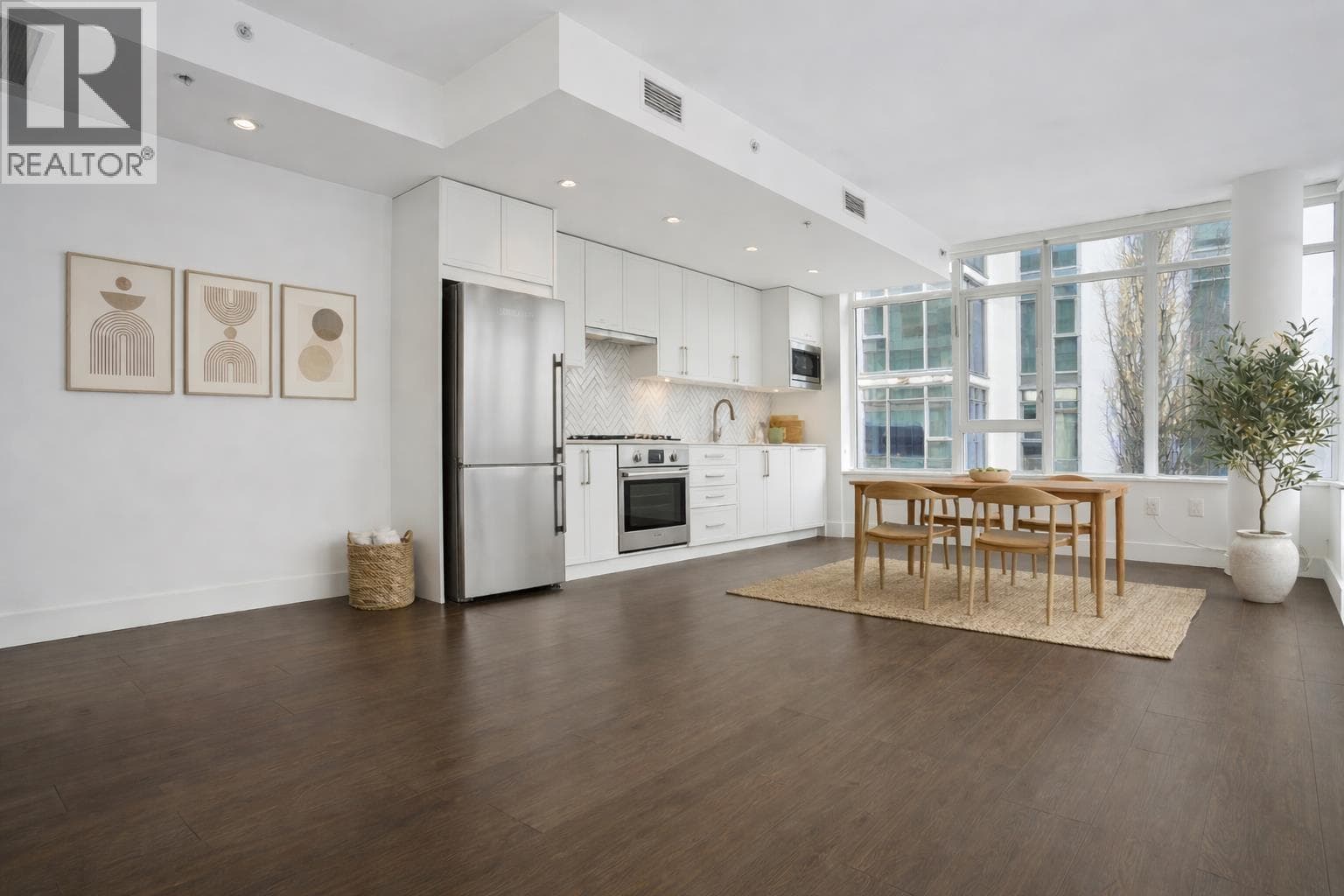 302 2455 KINGSWAY photo 2