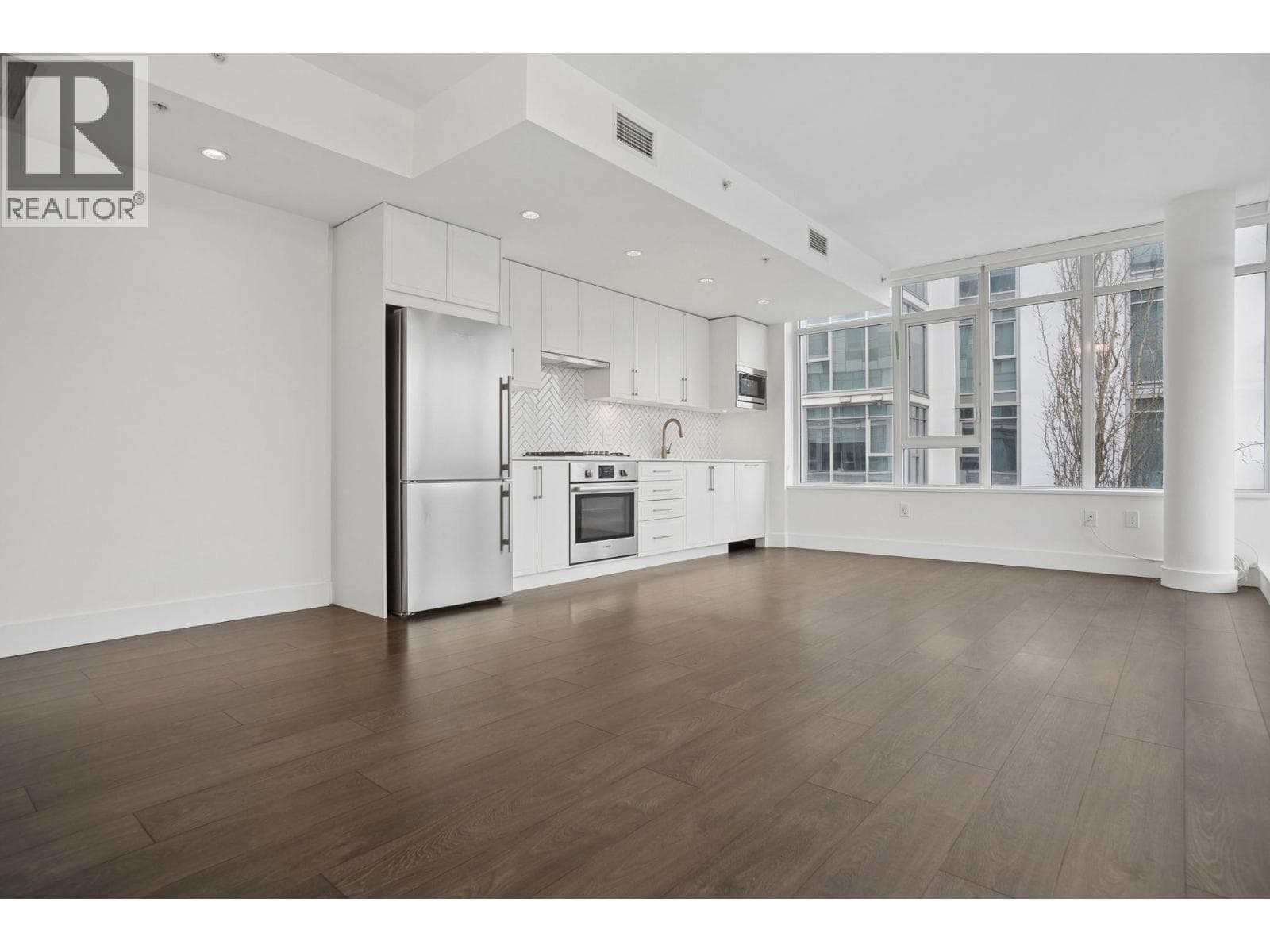 302 2455 KINGSWAY photo 3