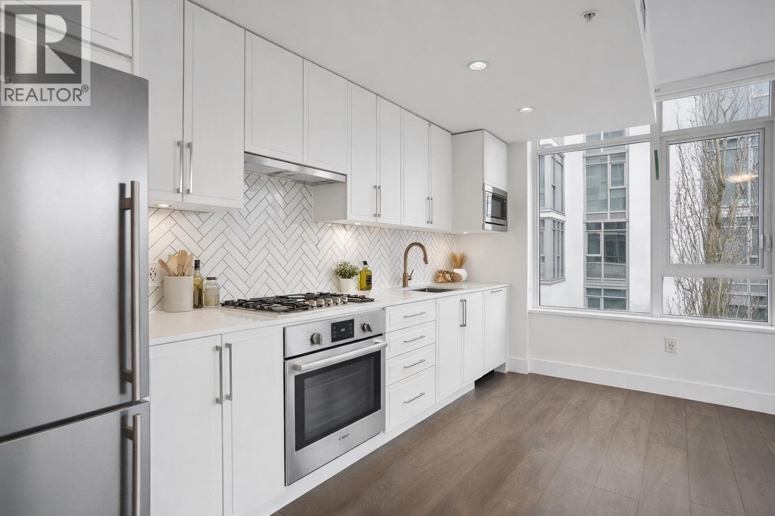 302 2455 KINGSWAY photo 4
