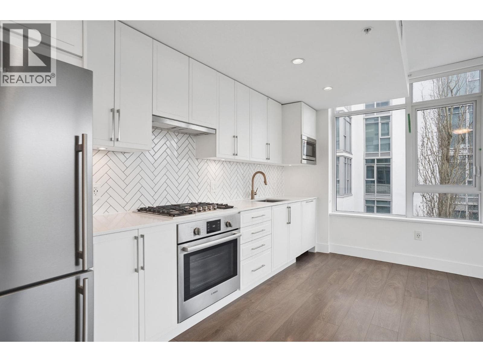 302 2455 KINGSWAY photo 5