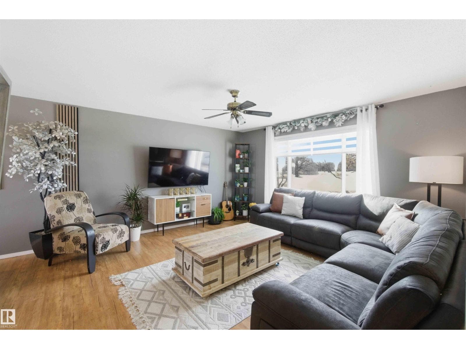 6008 54 AV photo 5