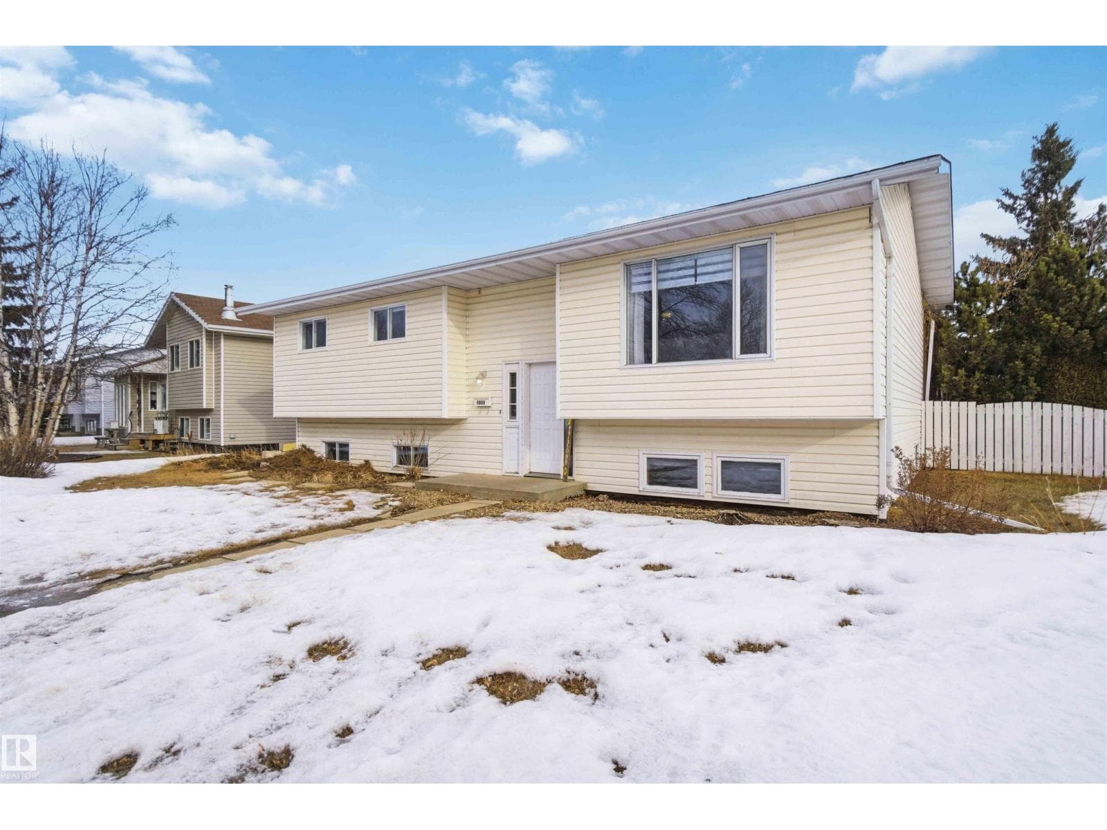 6008 54 AV photo 2