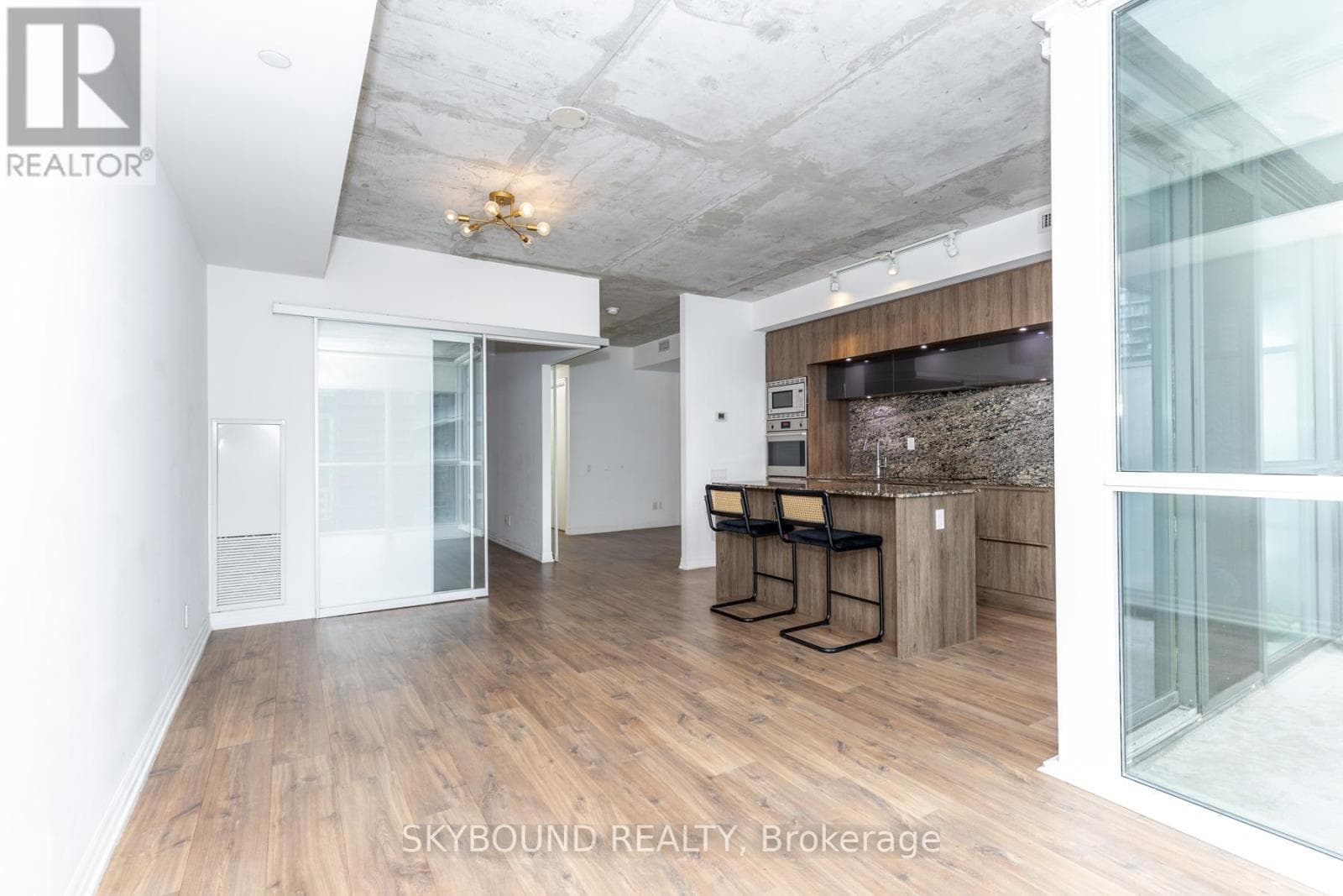 2704 - 88 BLUE JAYS WAY photo 5