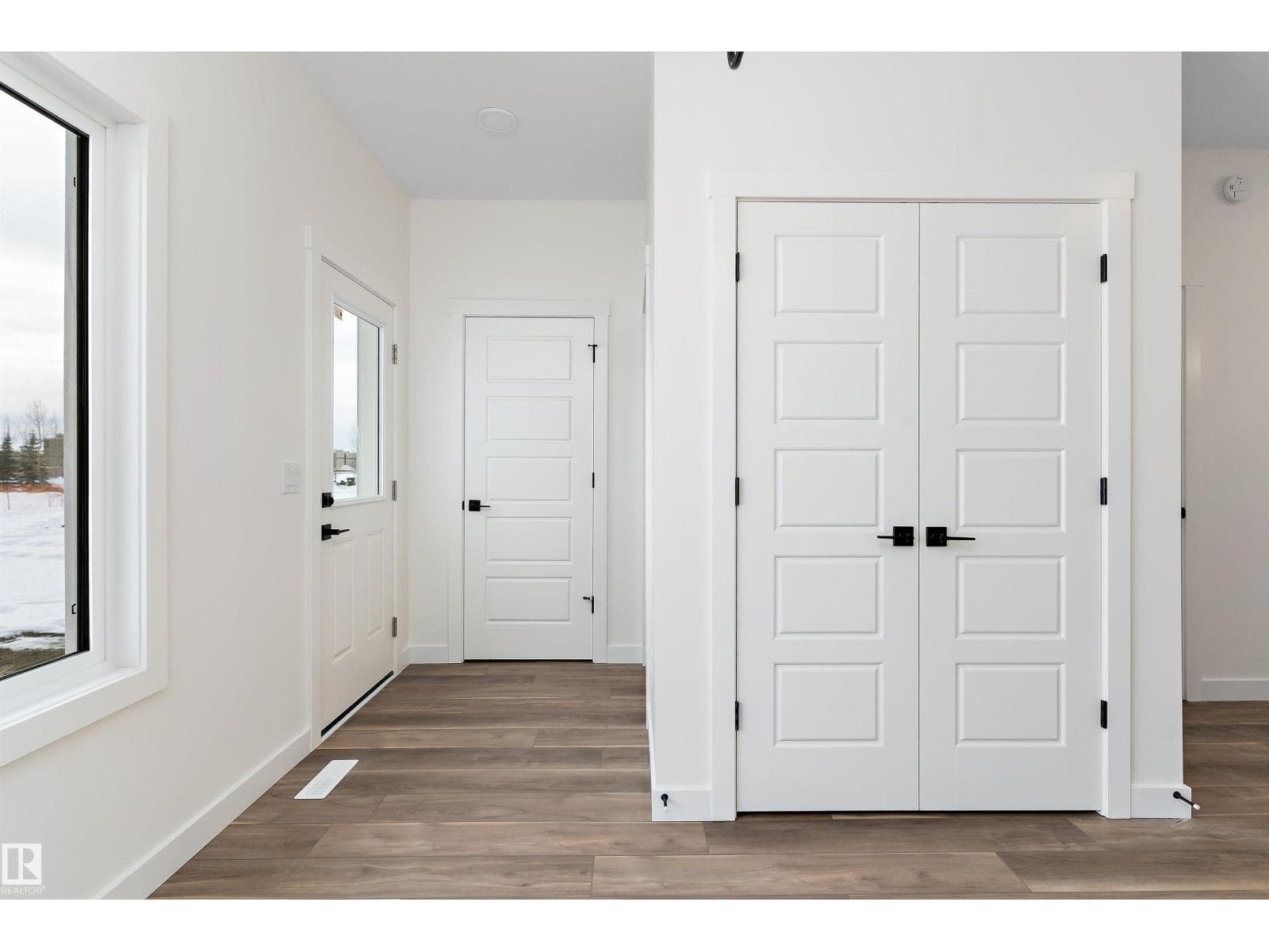 1062 MCLEOD AV — photo 3