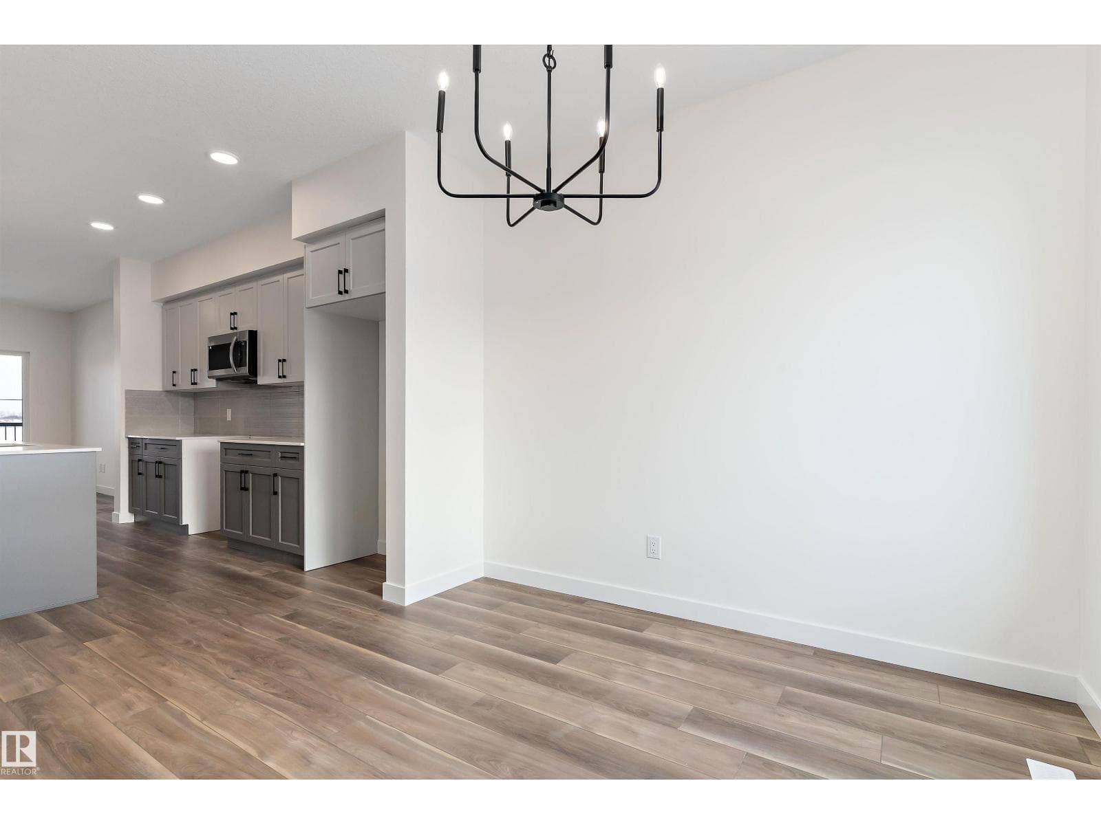 1062 MCLEOD AV — photo 5