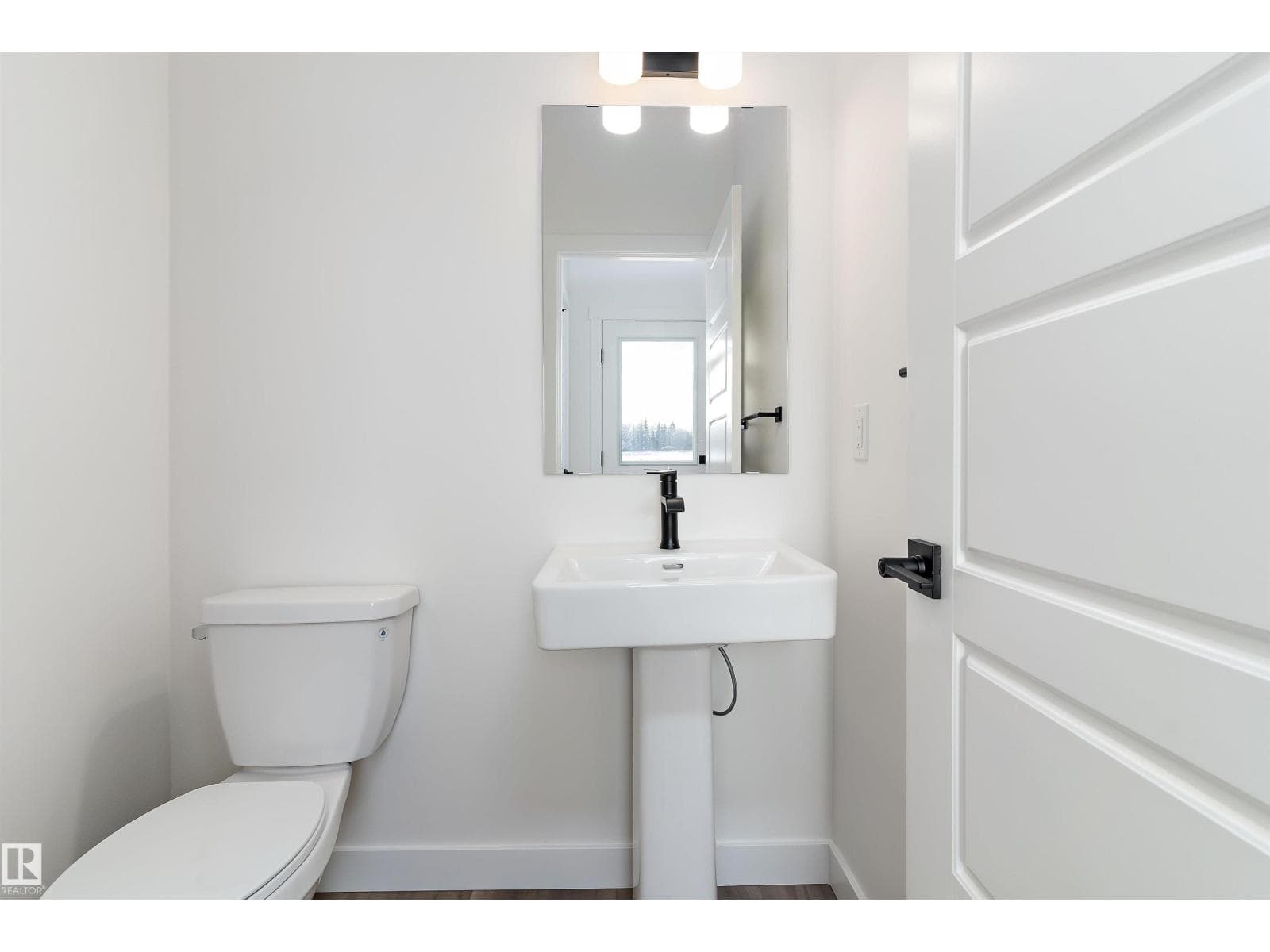 1062 MCLEOD AV — photo 4