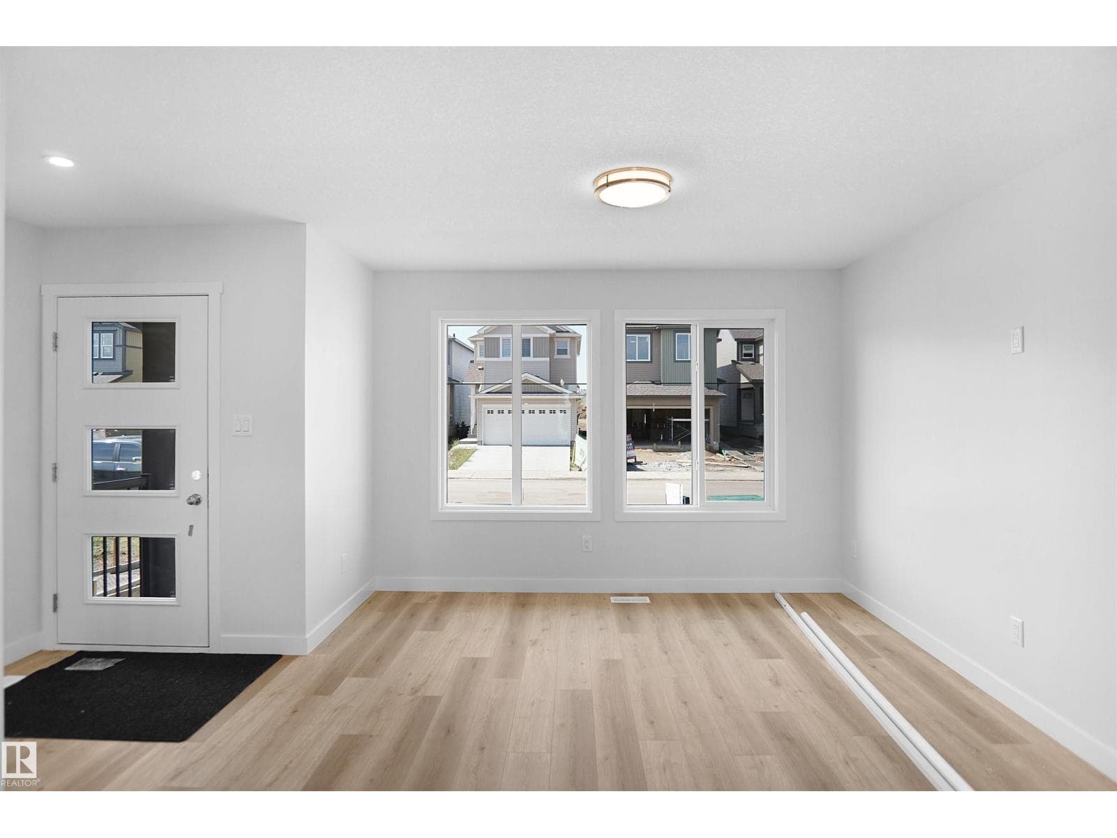 20847 16 AV NW photo 3