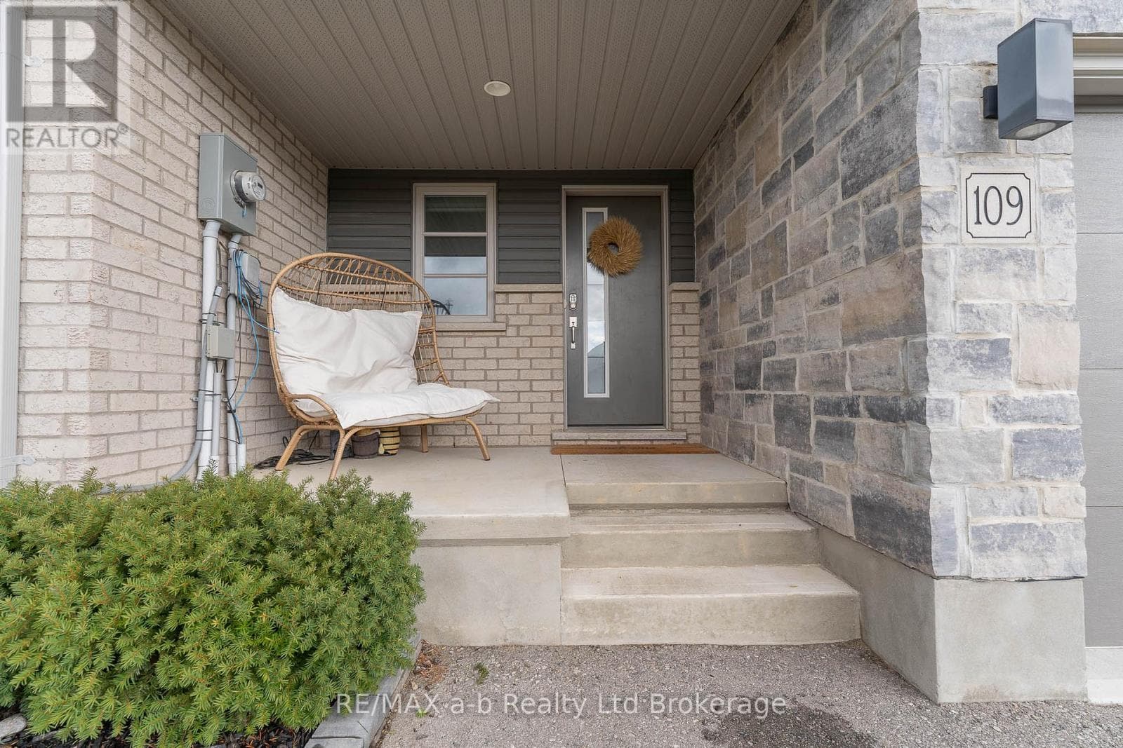 109 DENRICH AVENUE photo 2