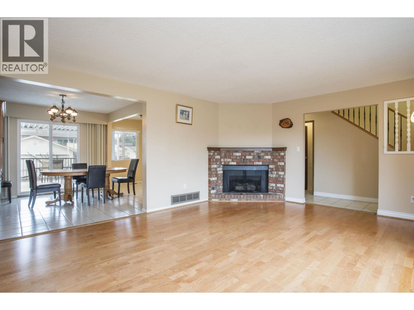 1570 1572 GILES PLACE photo 4