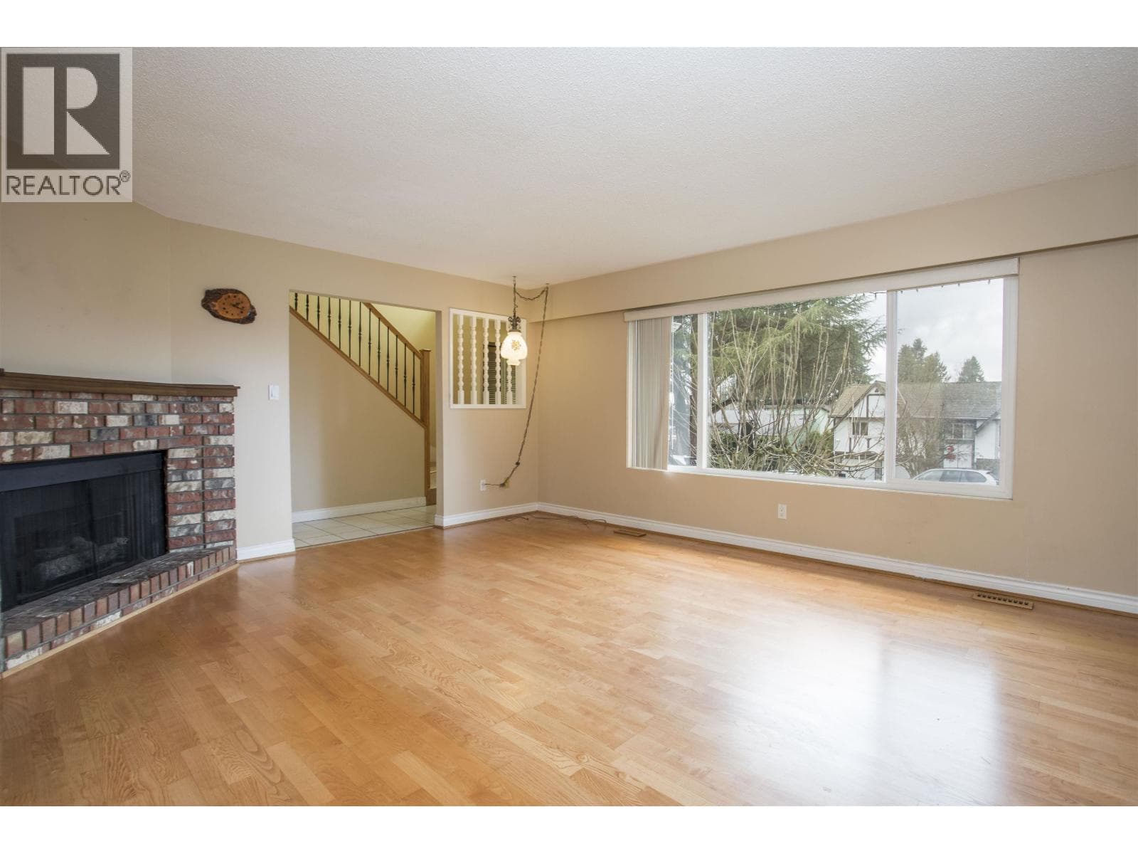 1570 1572 GILES PLACE photo 5