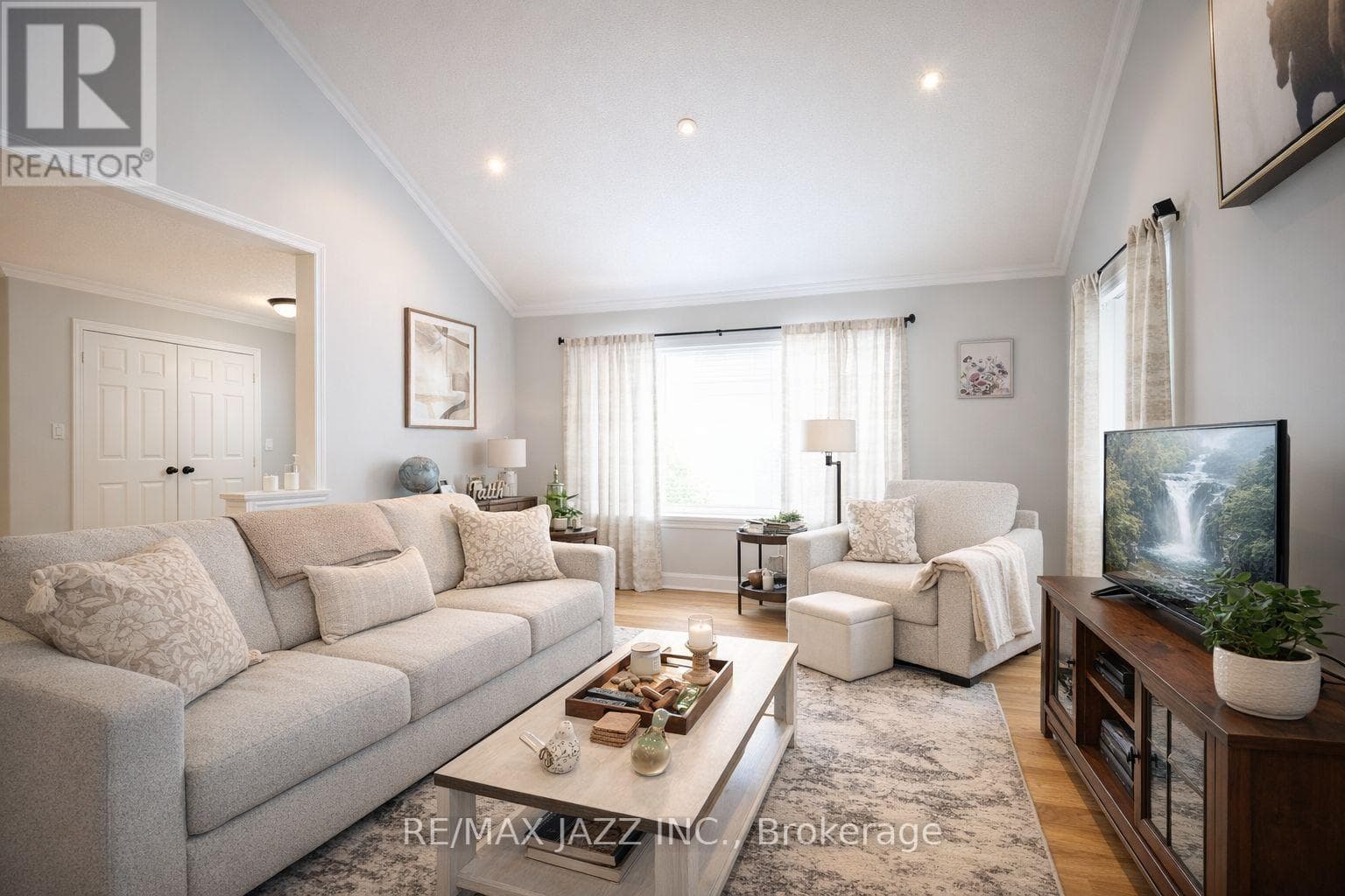 1086 SOMERVILLE STREET photo 4