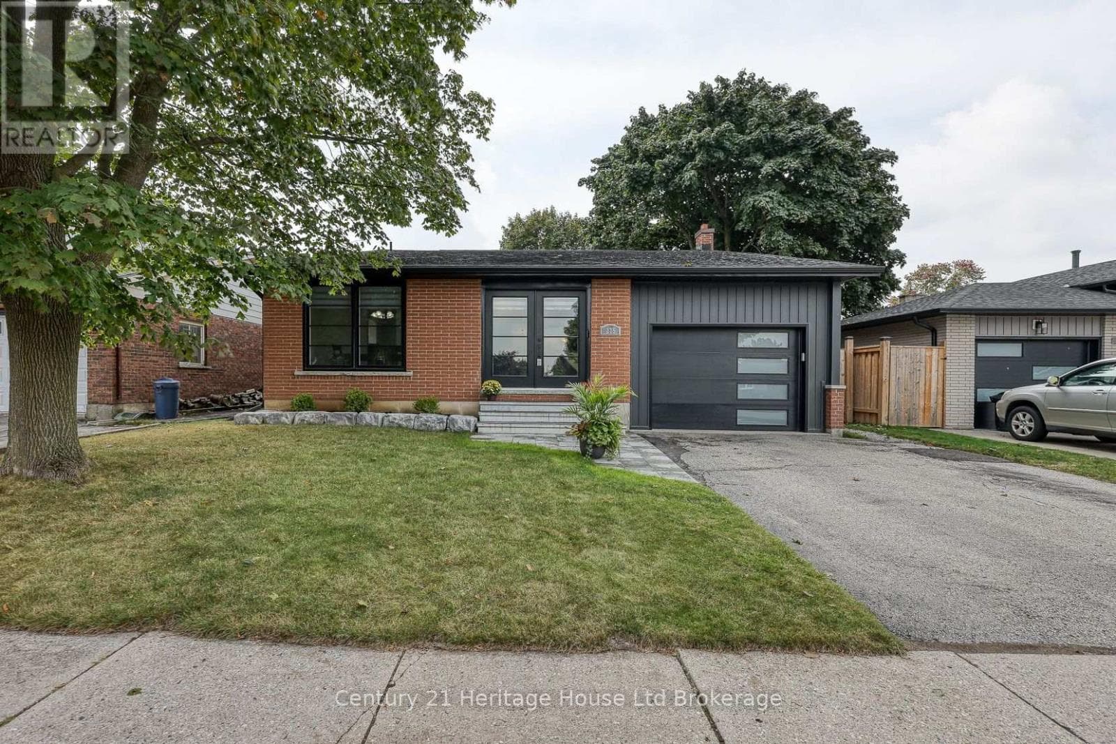 275 CARTIER DRIVE N photo 2