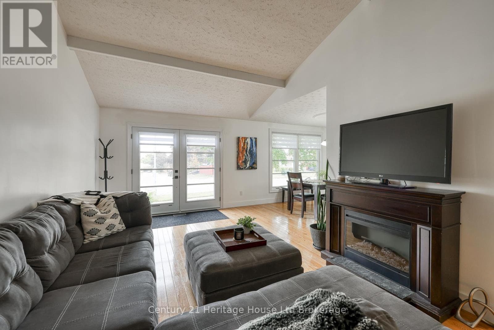 275 CARTIER DRIVE N photo 3