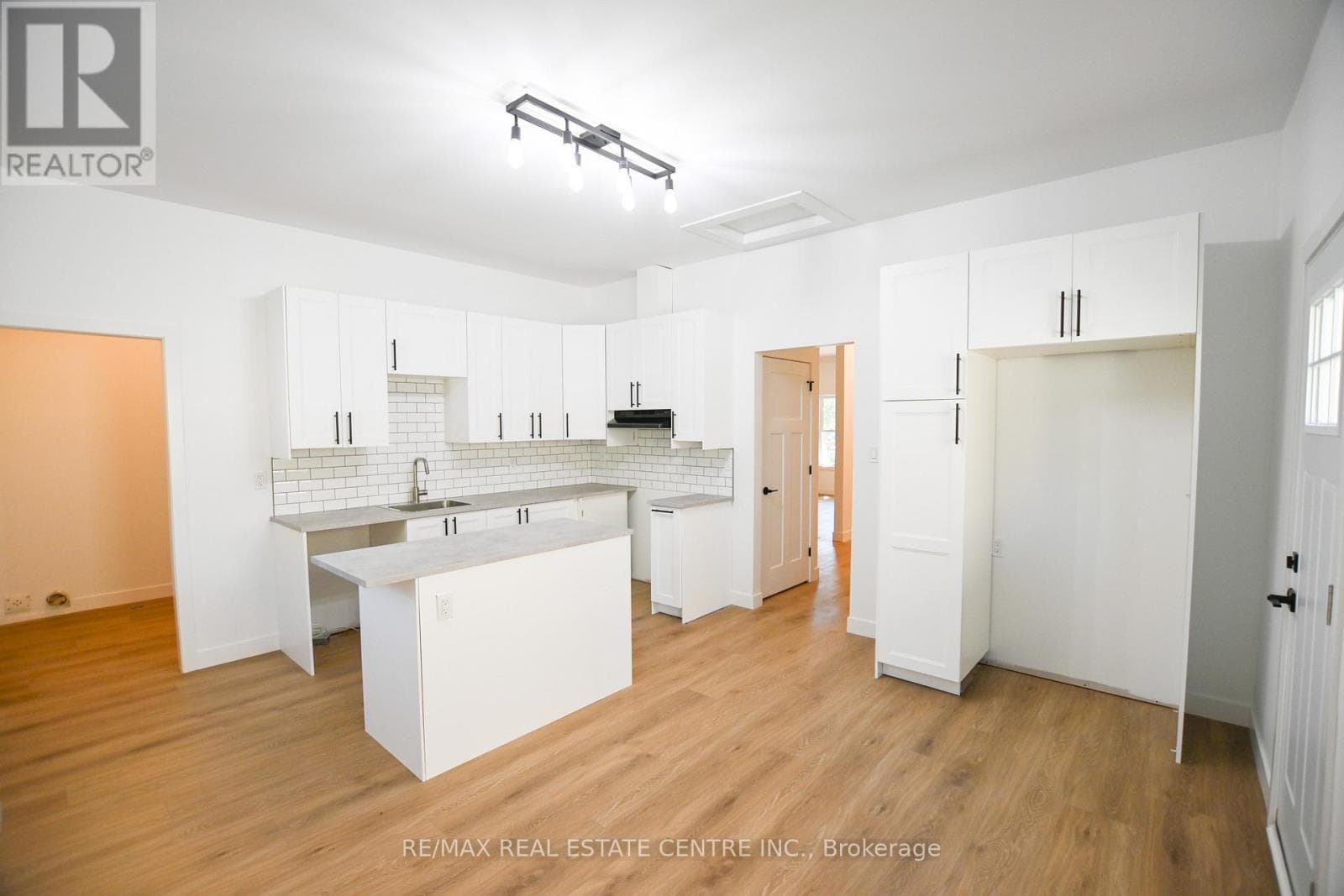 284 DARLING STREET photo 2