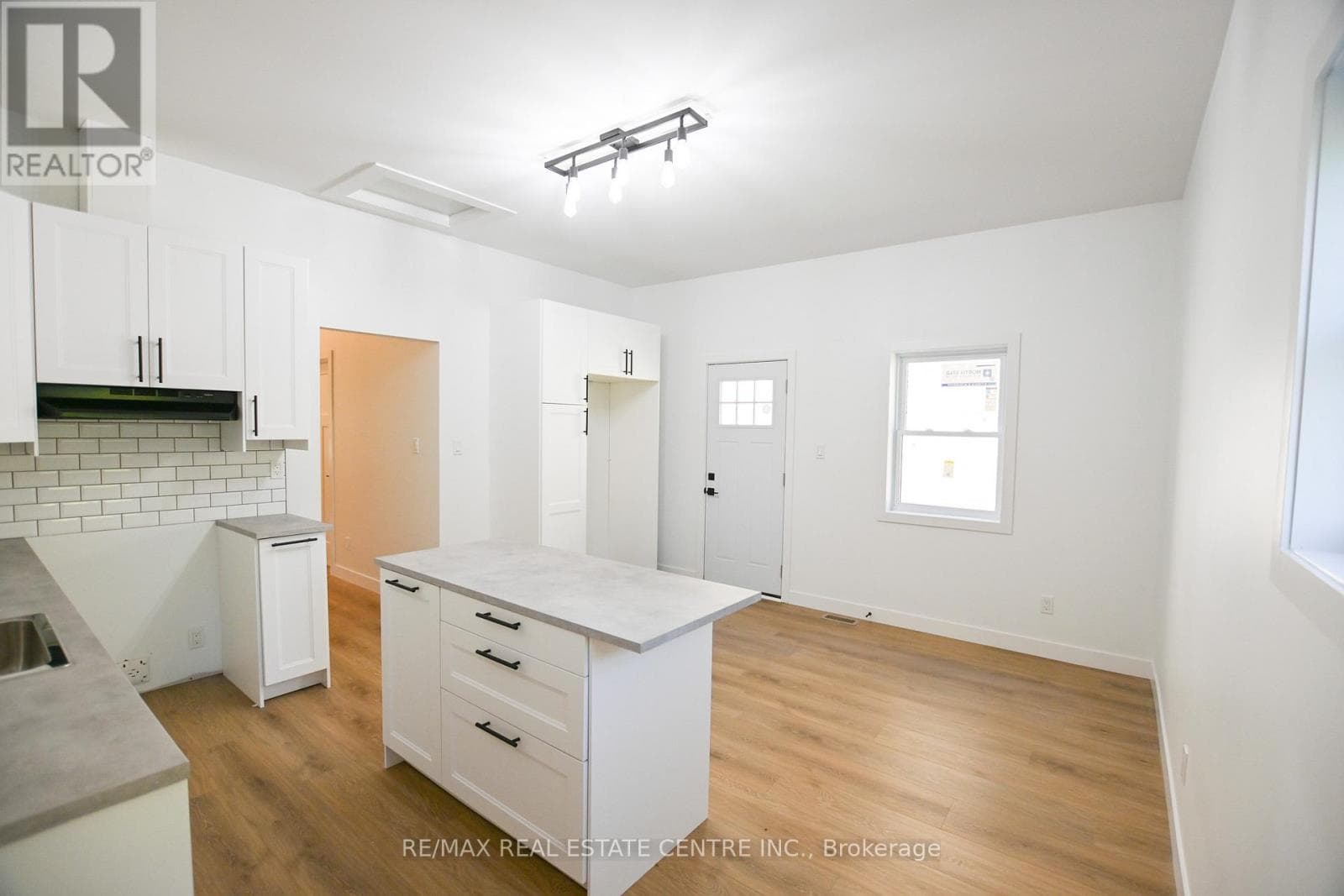 284 DARLING STREET photo 3