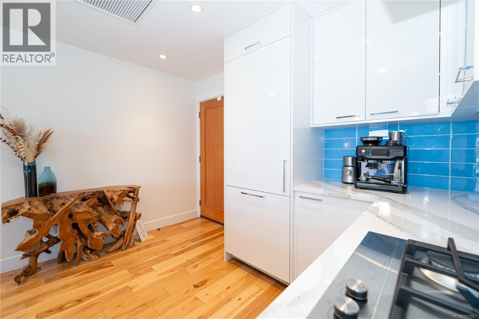408 916 Lyall St photo 5