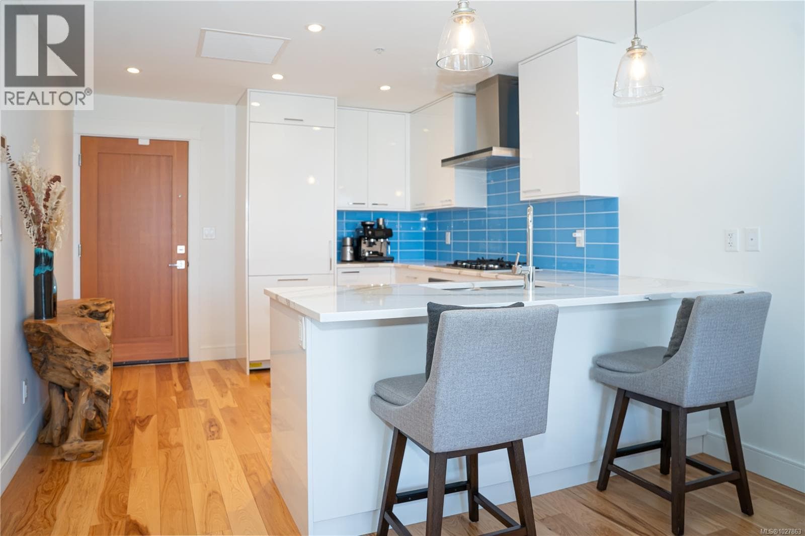 408 916 Lyall St photo 2