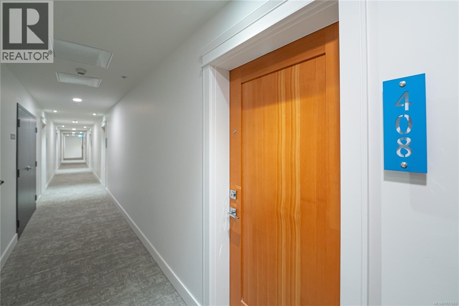 408 916 Lyall St photo 3