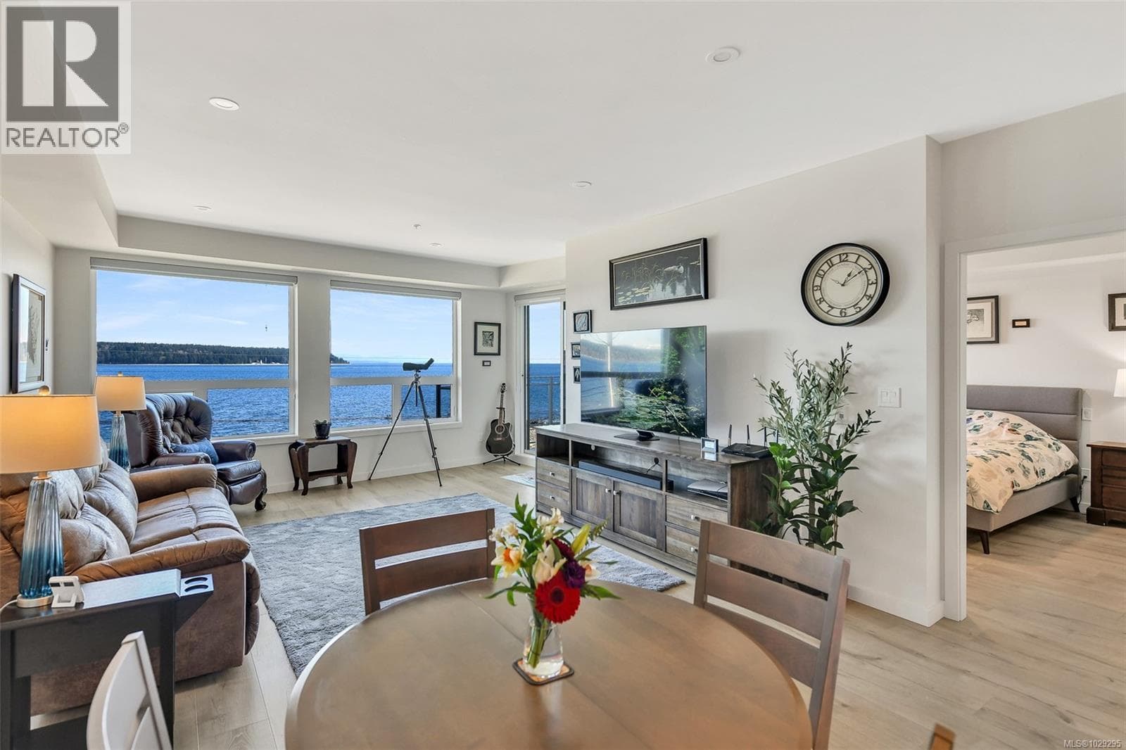 302 536 Island Hwy photo 4