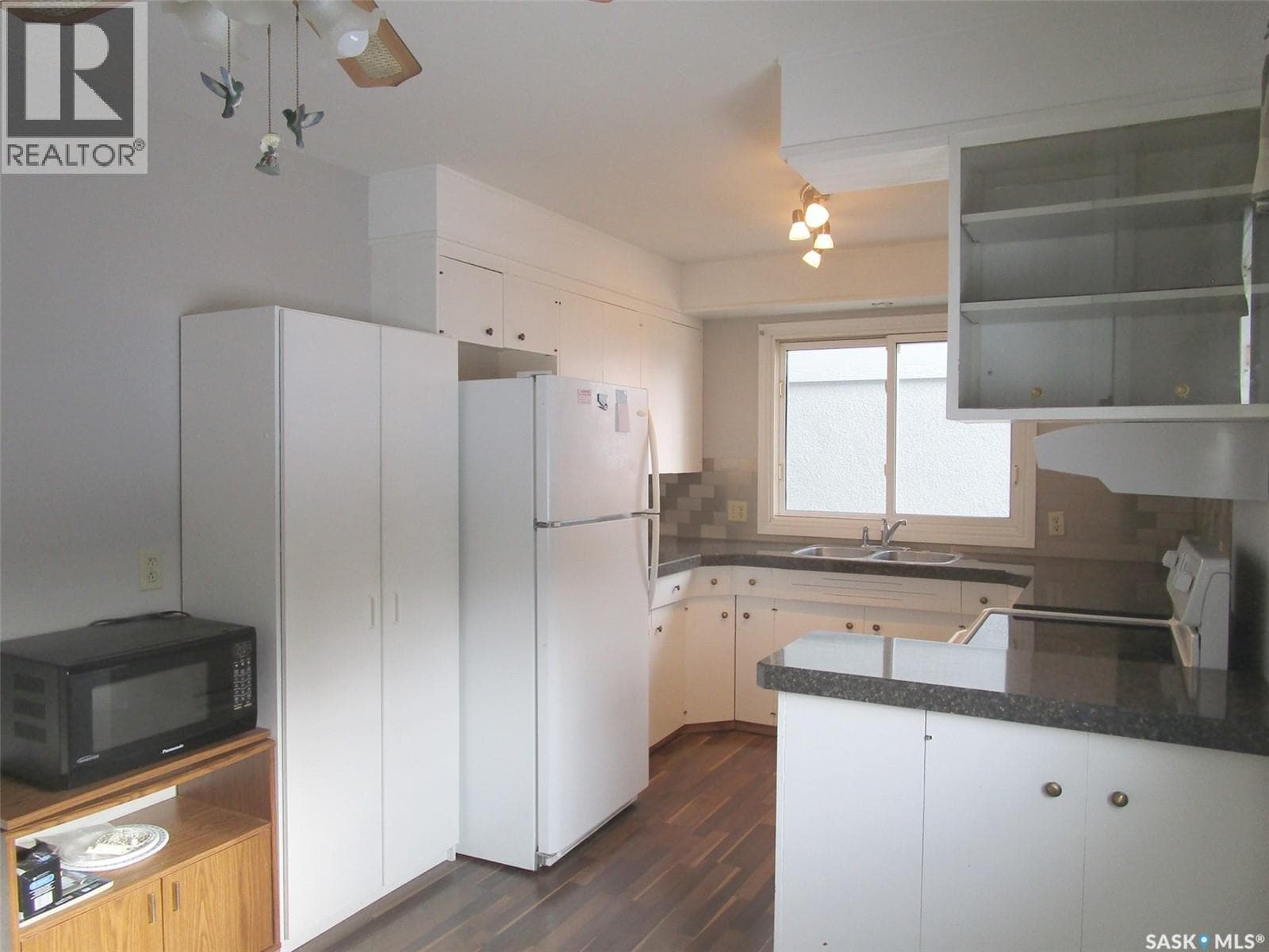 504 4th AVENUE E photo 3