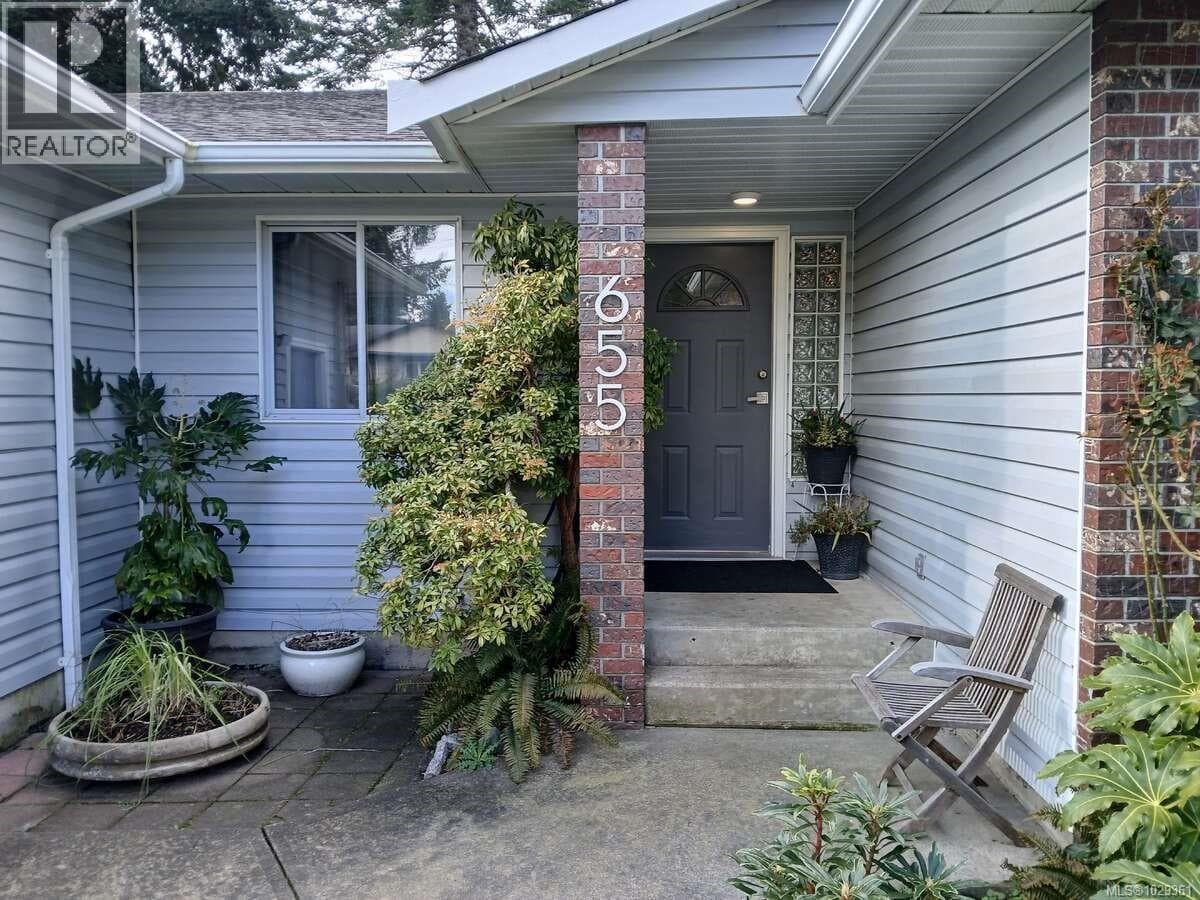 655 Totem Cres photo 3