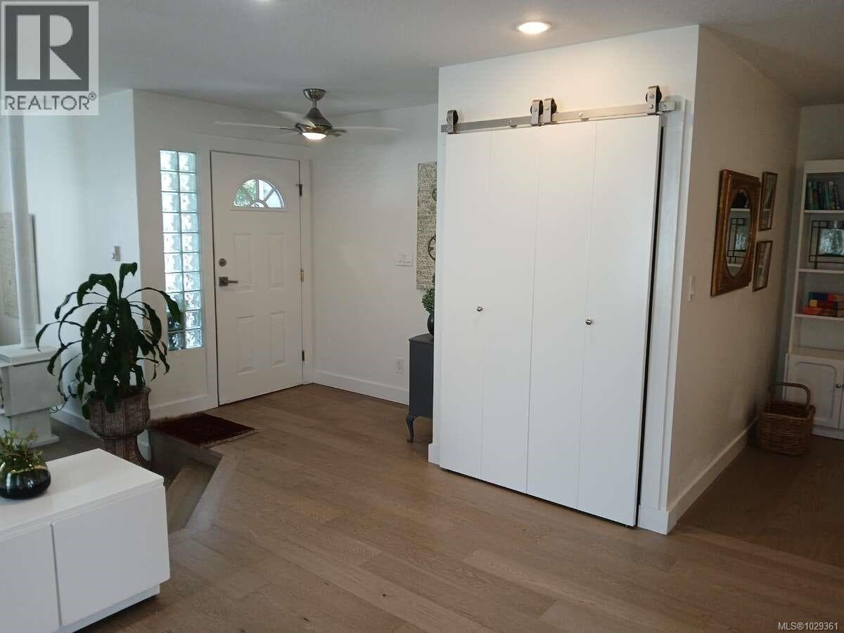 655 Totem Cres photo 4