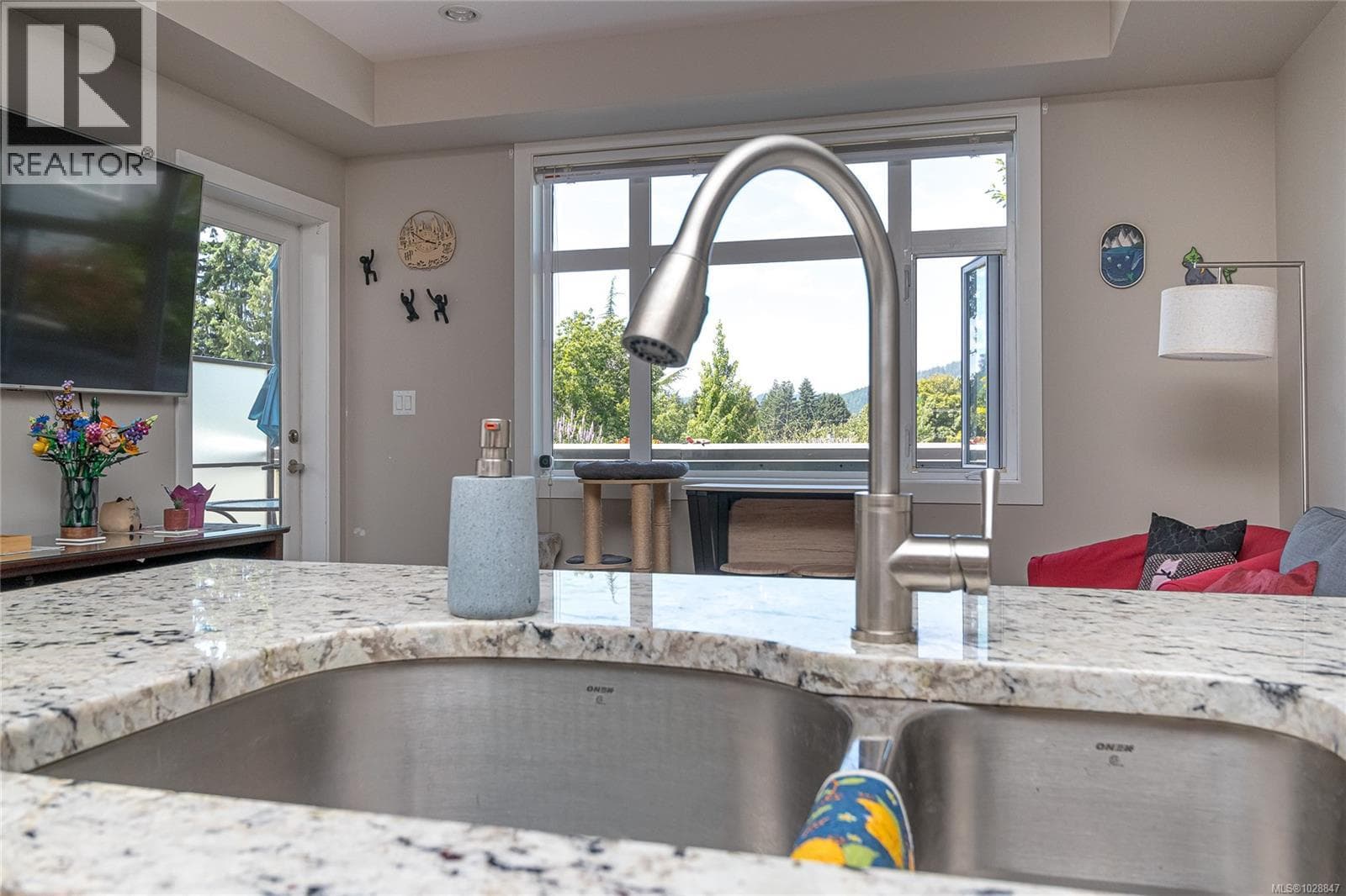 203 2655 Sooke Rd photo 5