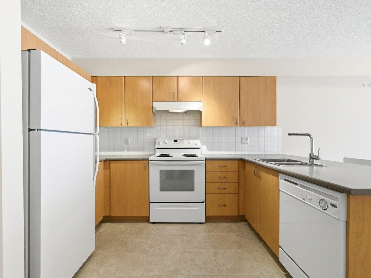 204 14859 100 AVENUE photo 3