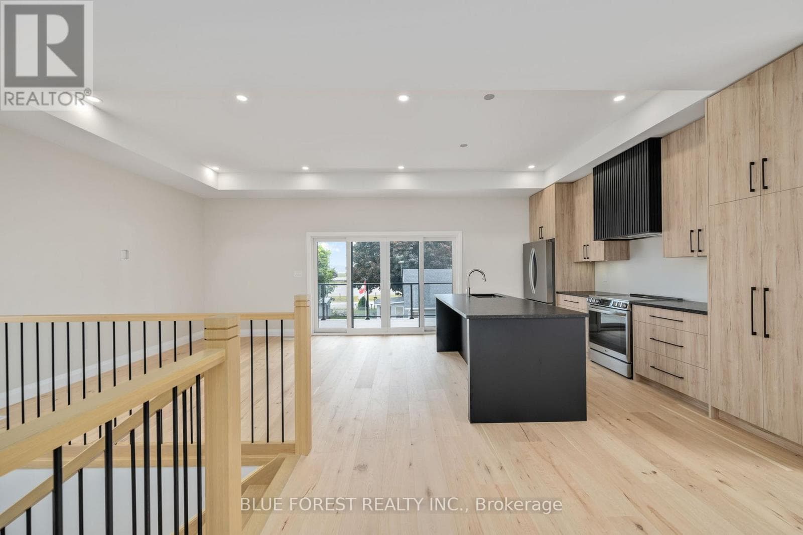 154 MAUD STREET photo 4