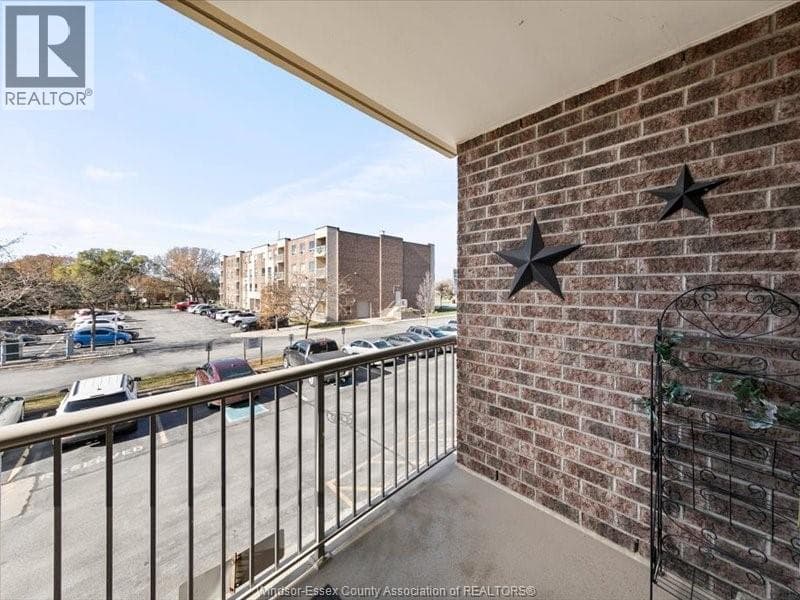 8335 WYANDOTTE STREET East Unit# 203 photo 4