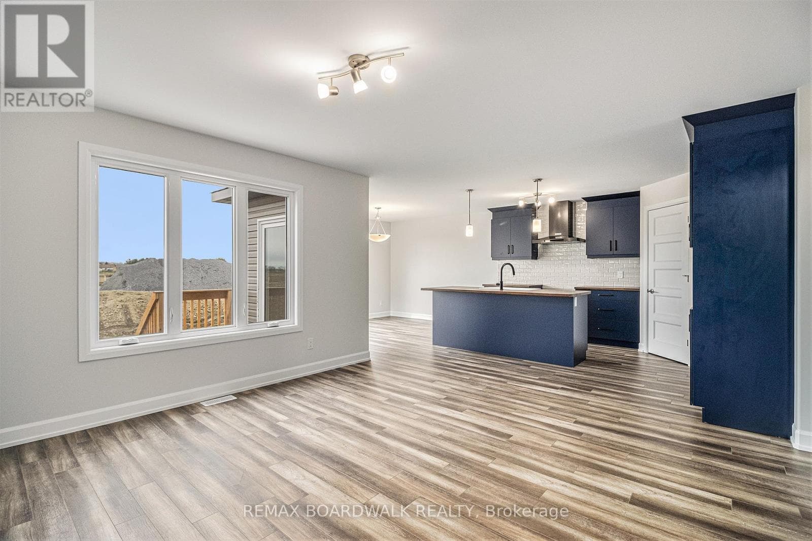 456 FALCON LANE photo 3