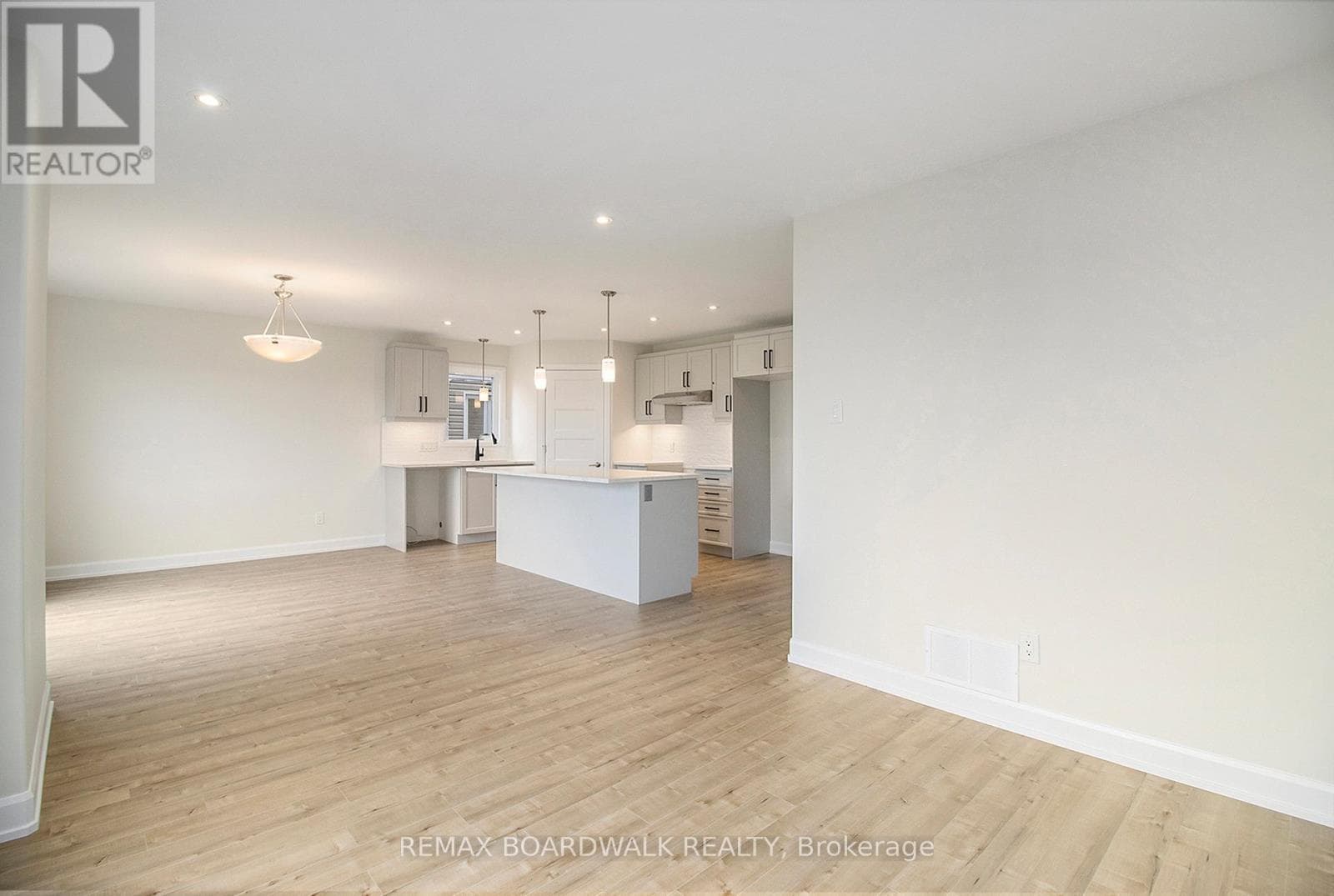 464 FALCON LANE photo 3
