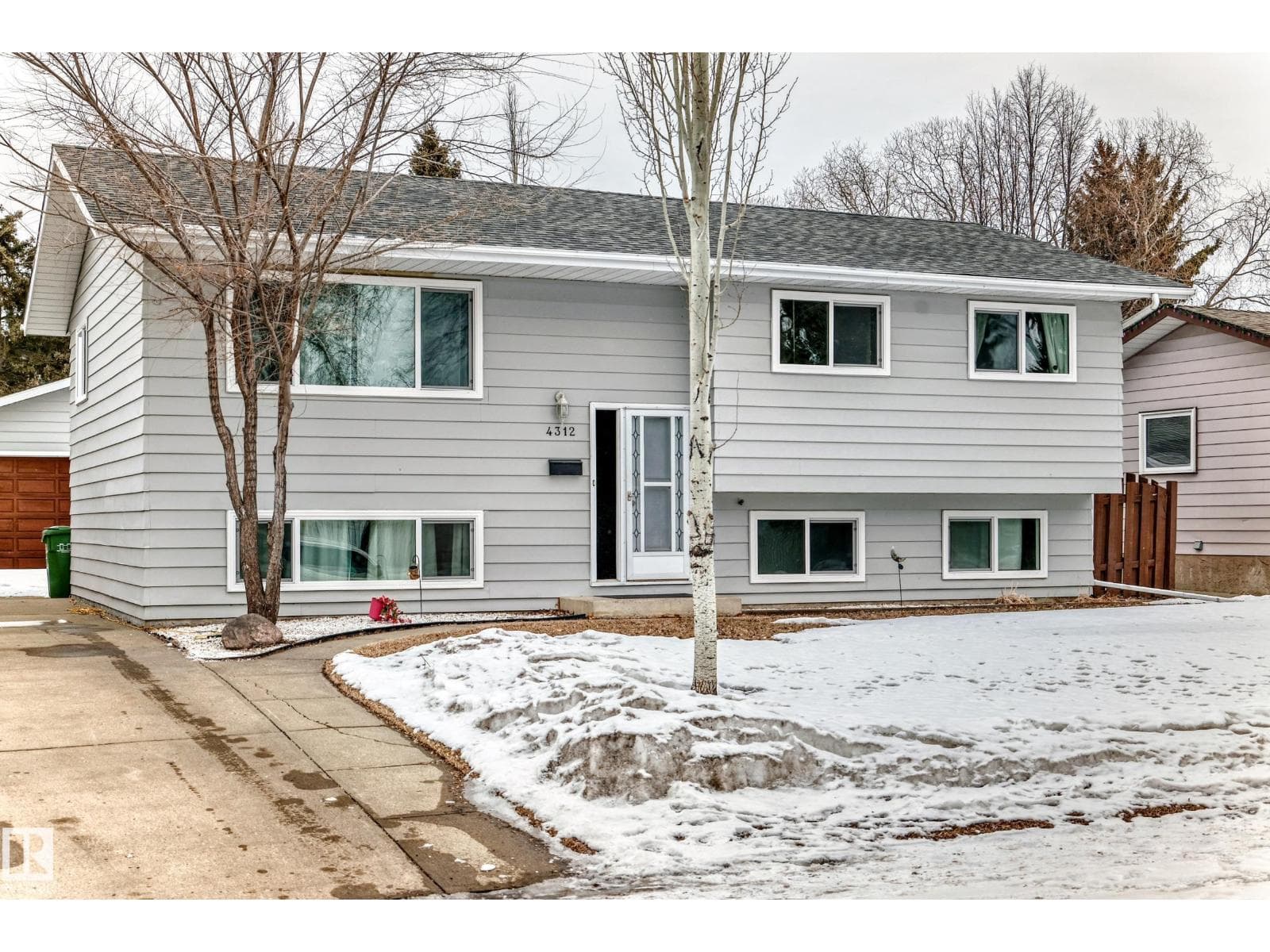4312 43 AV photo 2