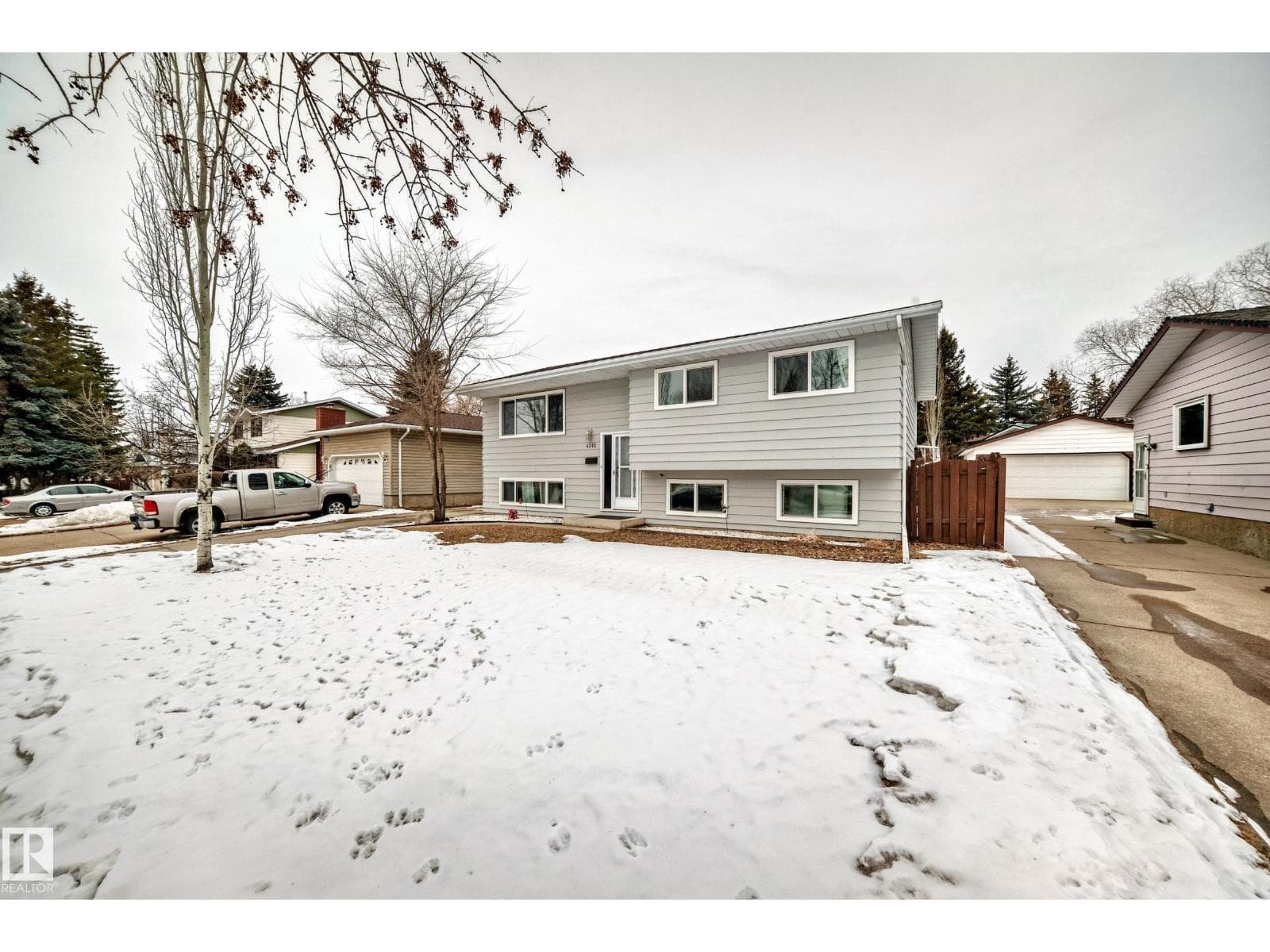 4312 43 AV photo 3