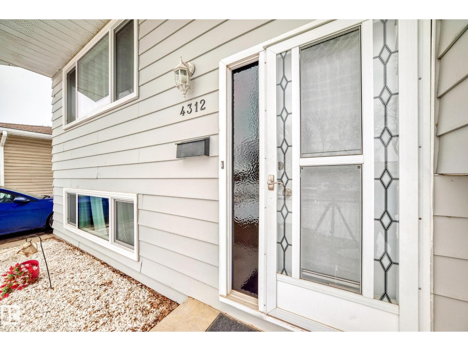 4312 43 AV photo 4
