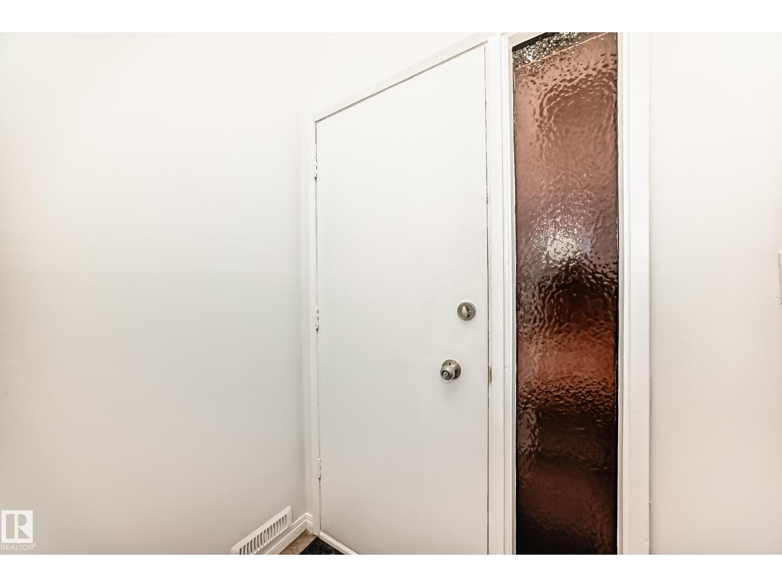 4312 43 AV photo 5