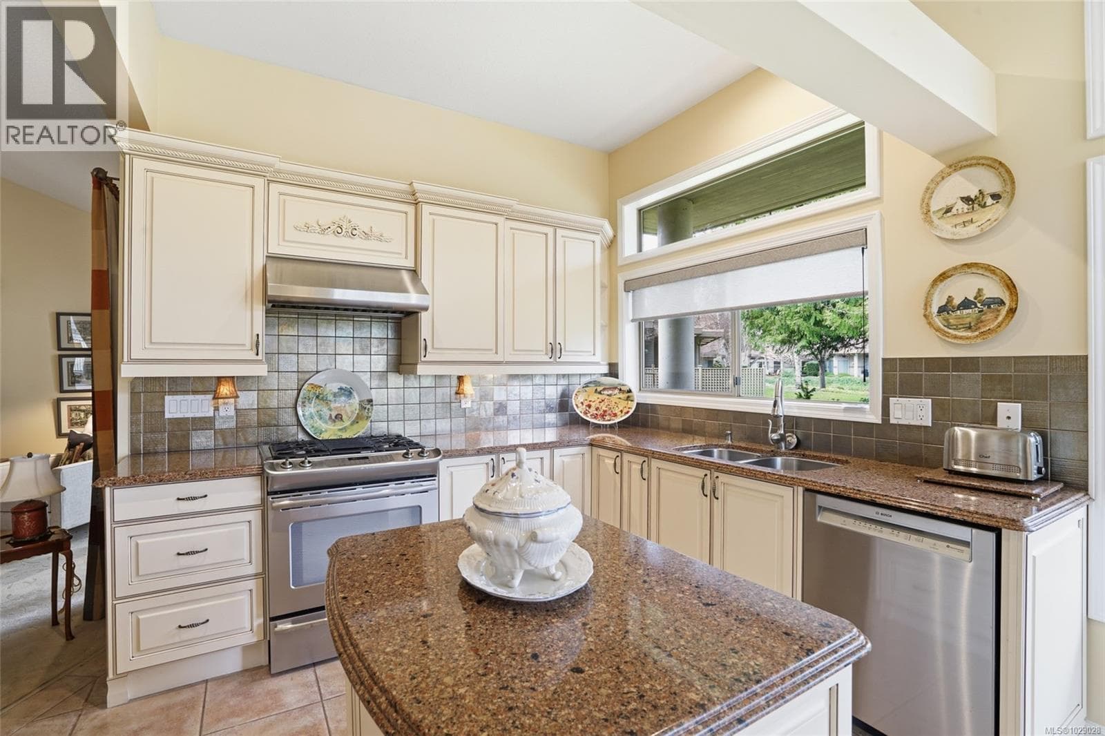 817 Lakes Blvd photo 4