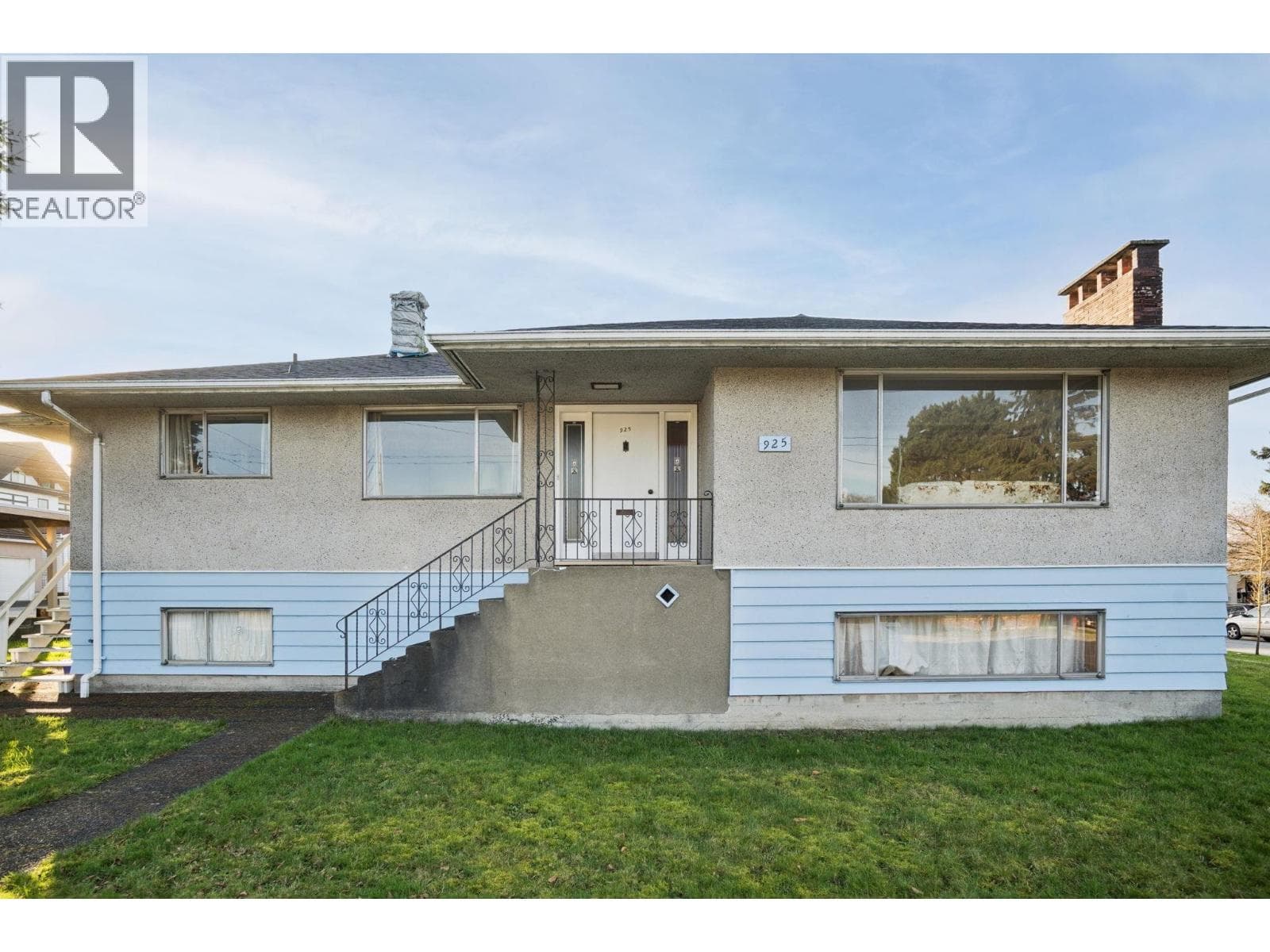 925 NANAIMO STREET photo 2