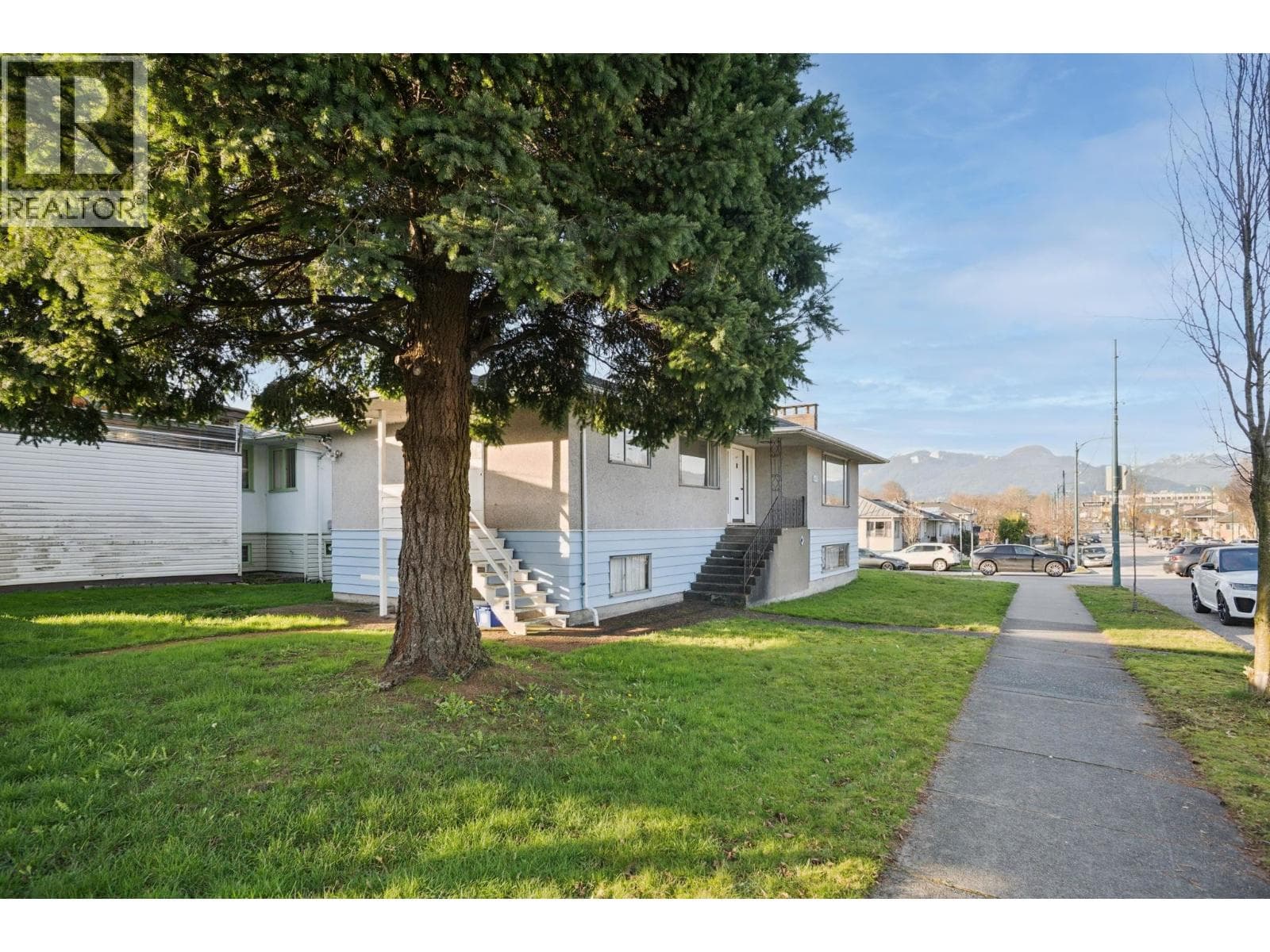 925 NANAIMO STREET photo 3