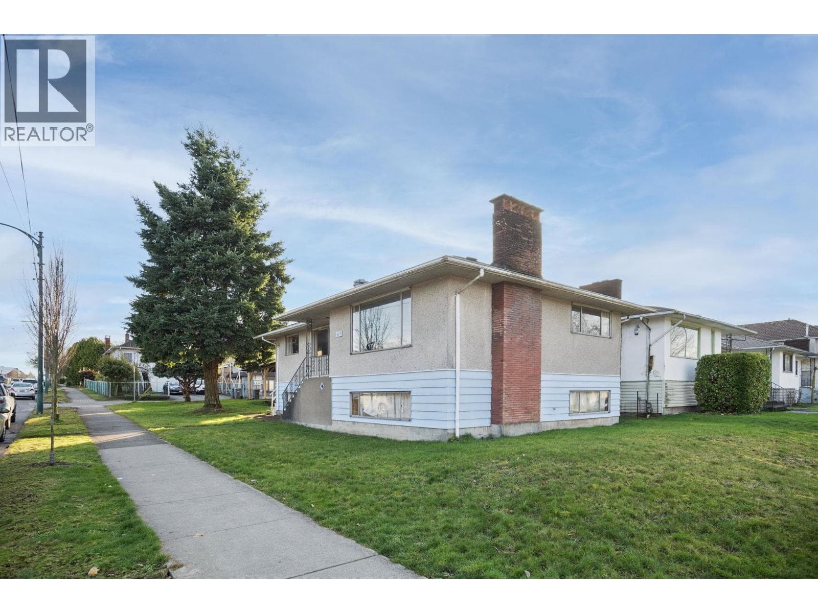 925 NANAIMO STREET photo 4