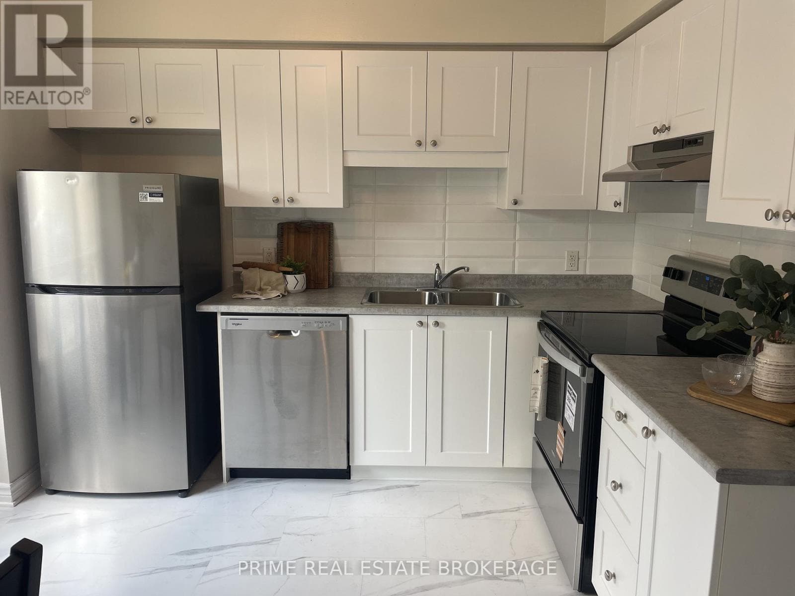 44 - 355 SANDRINGHAM CRESCENT photo 2