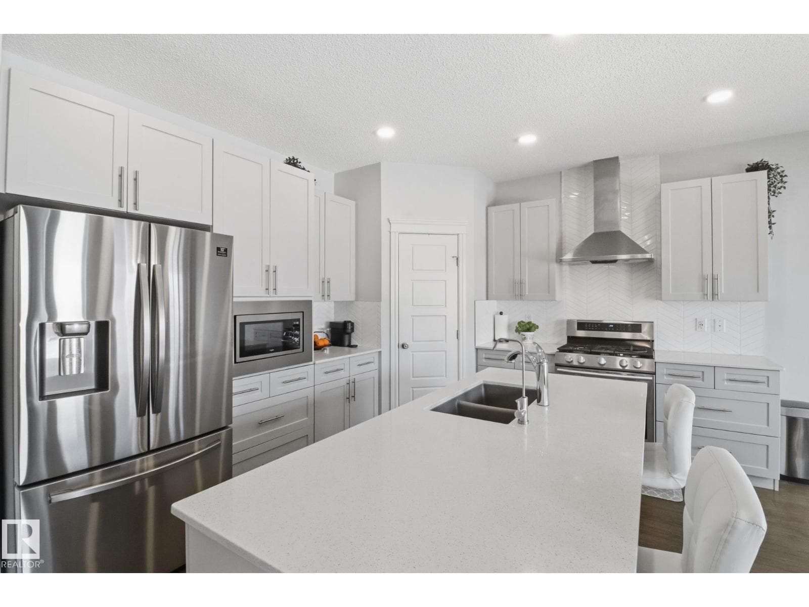 812 176 ST SW photo 2