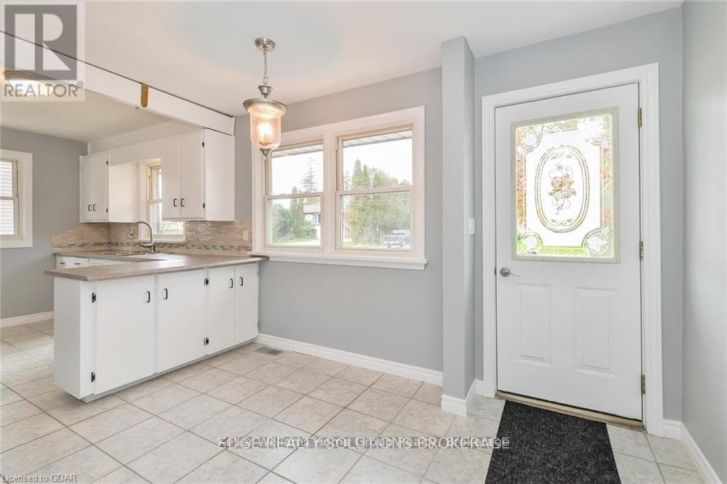 130 FORFAR STREET E photo 5