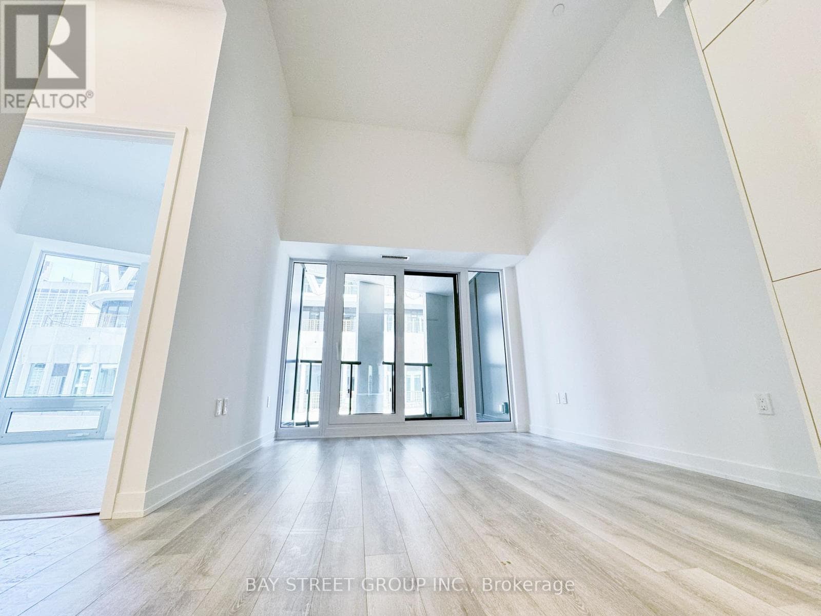 606 - 238 SIMCOE STREET photo 2