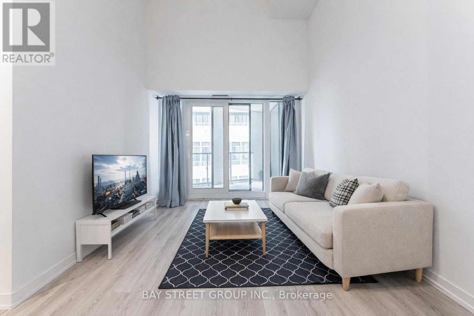 606 - 238 SIMCOE STREET photo 3