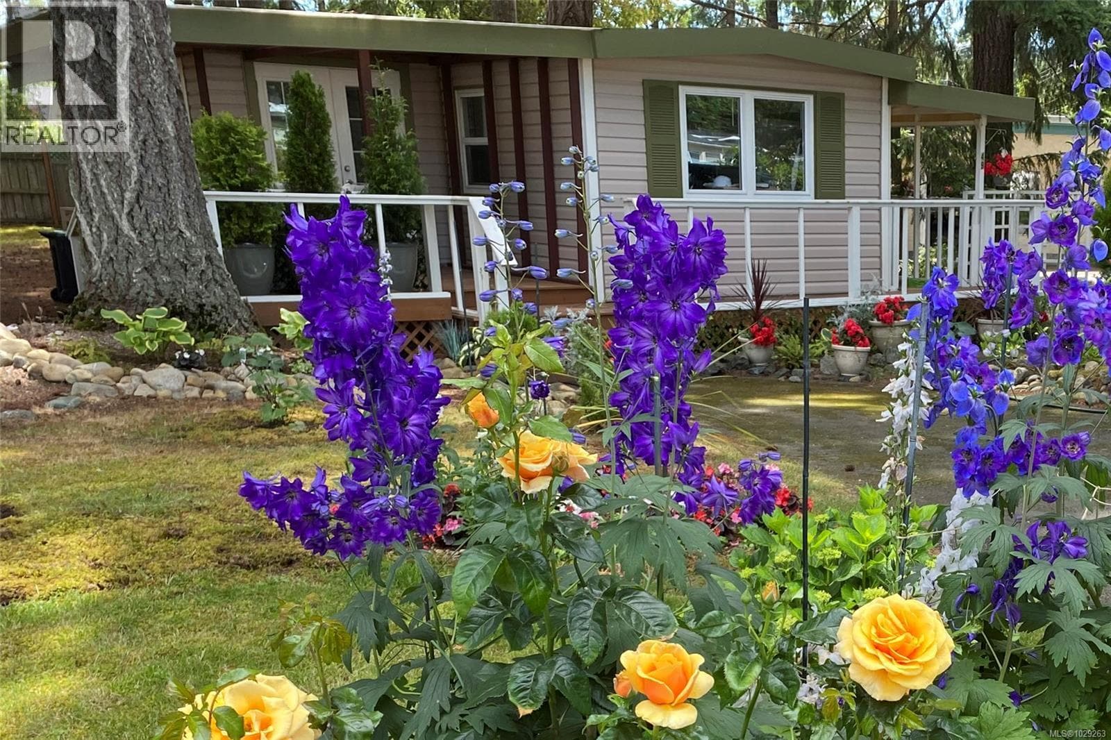 49 1247 Arbutus Rd photo 2